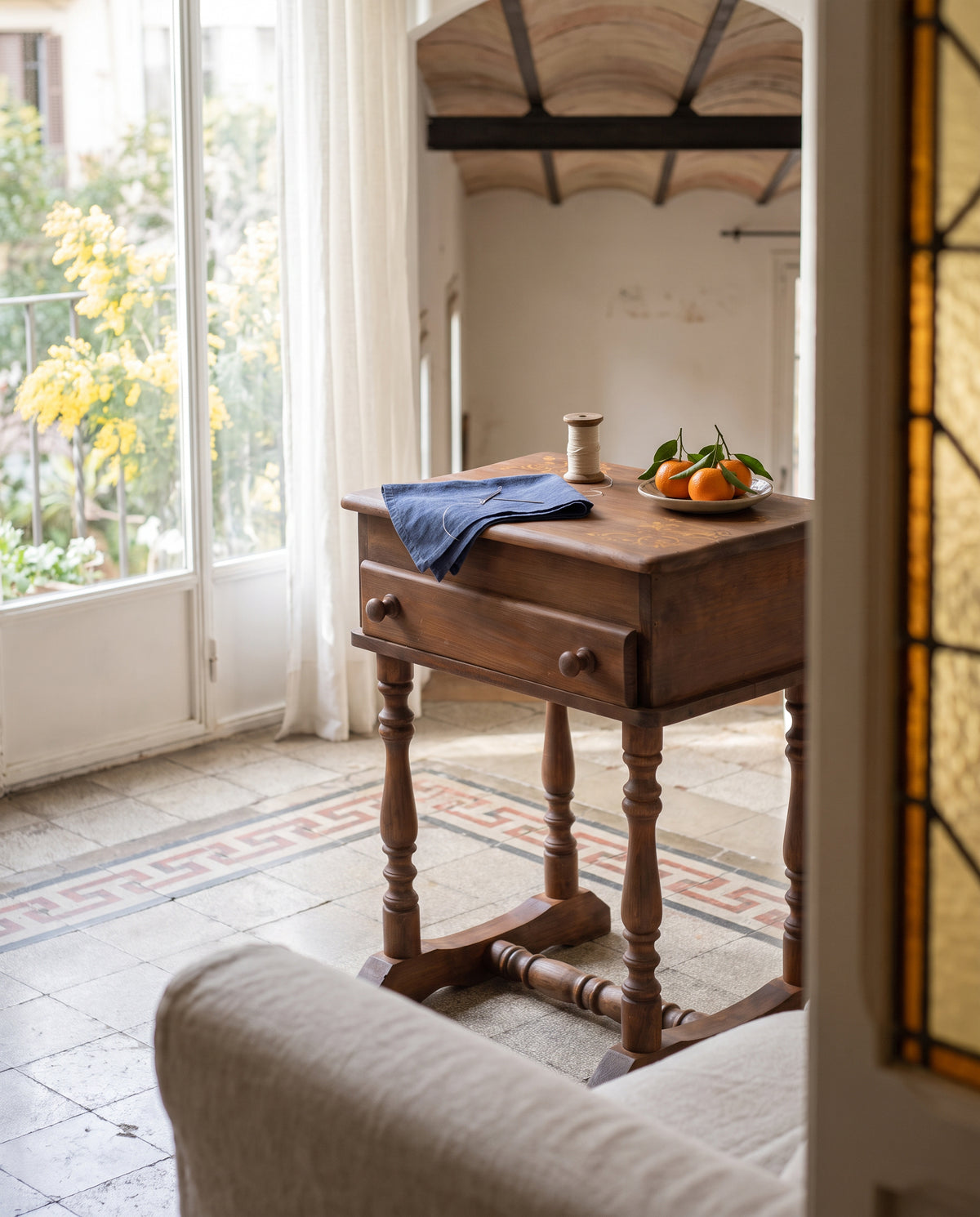 Costurero vintage de pino en salón con suelo hidráulico y galería acristalada — Antique Arte y Decoración
