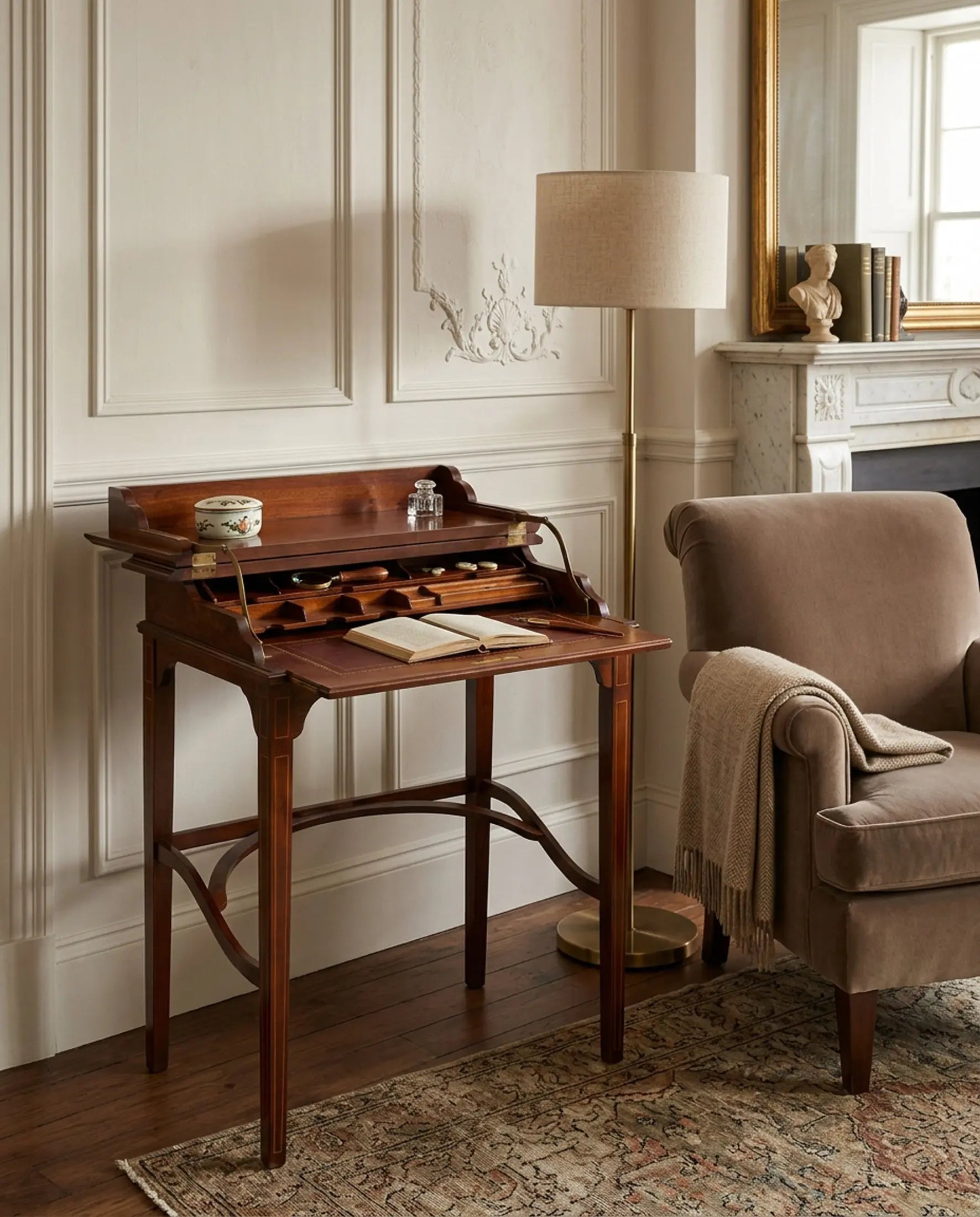 Escritorio bonheur-du-jour estilo victoriano inglés en salón clásico — Antique Arte y Decoración