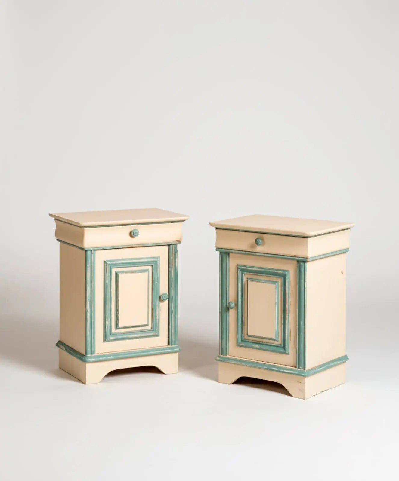 Pareja de mesitas de noche Teruel Antique arte y decoracion