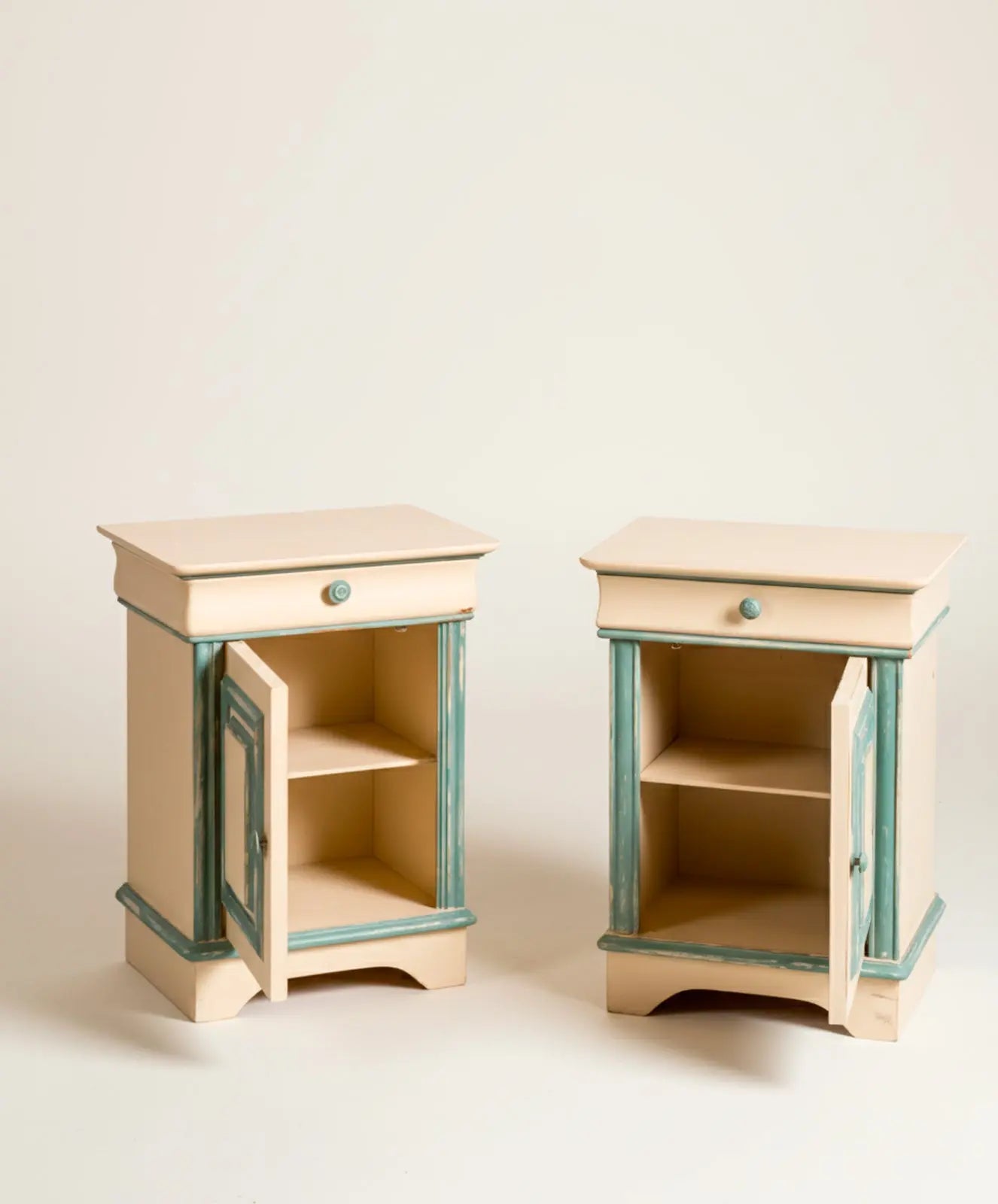 Pareja de mesitas de noche Teruel Antique arte y decoracion