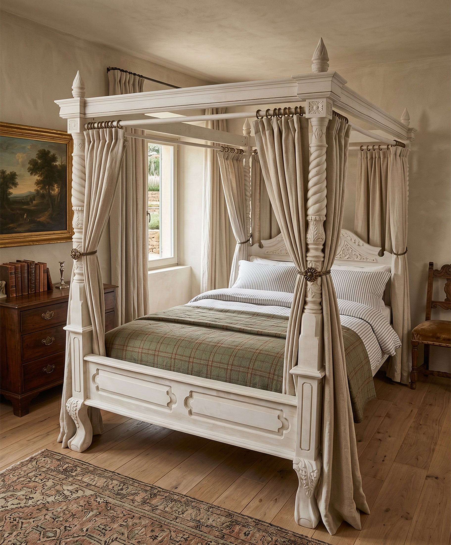 Cama con dosel de cuatro postes blanca decapada en dormitorio rústico con cortinas de lino — Antique Arte y Decoración