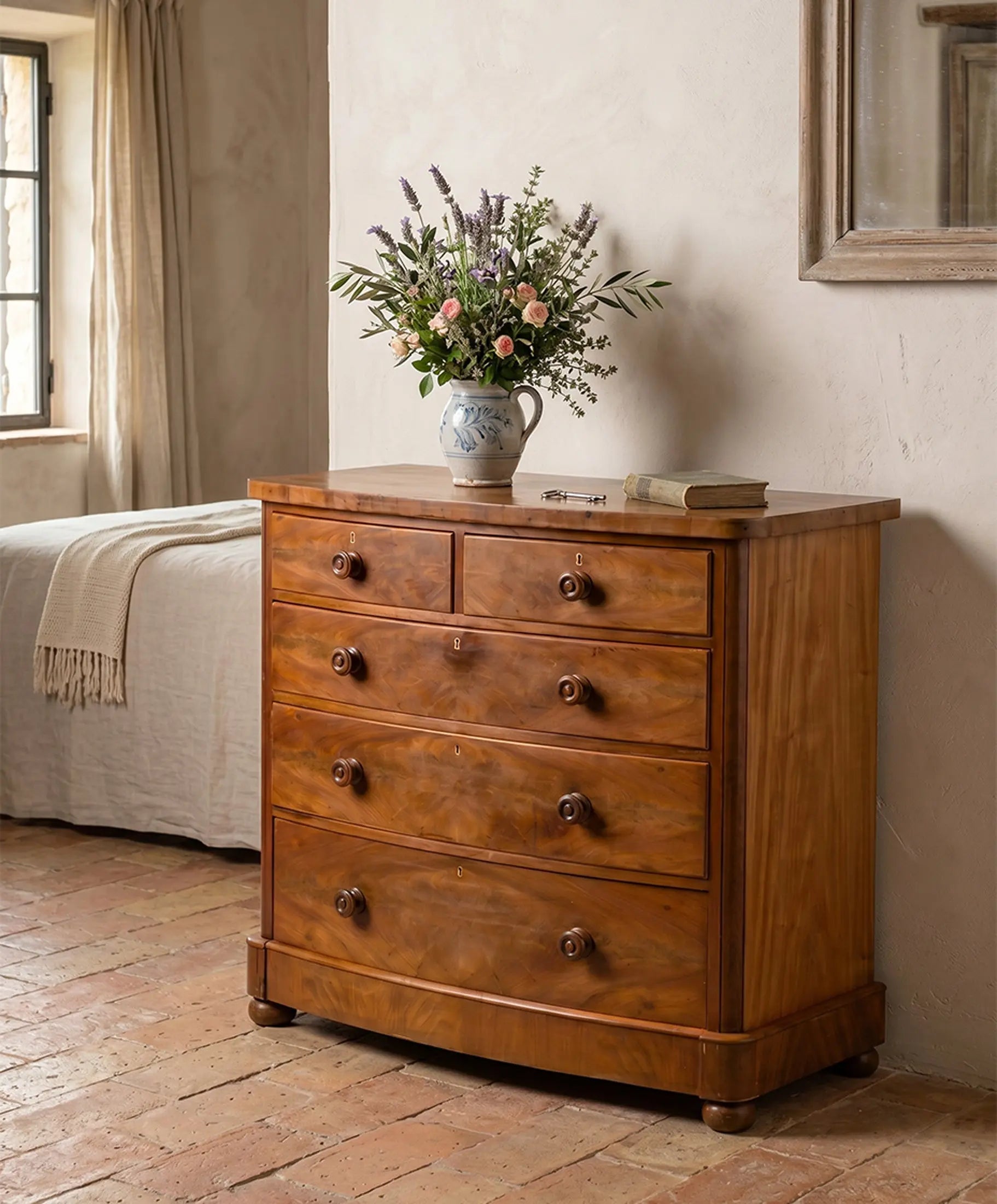 Cómoda Inglesa antigua de frente curvo en madera de pluma de caoba (S. XIX)