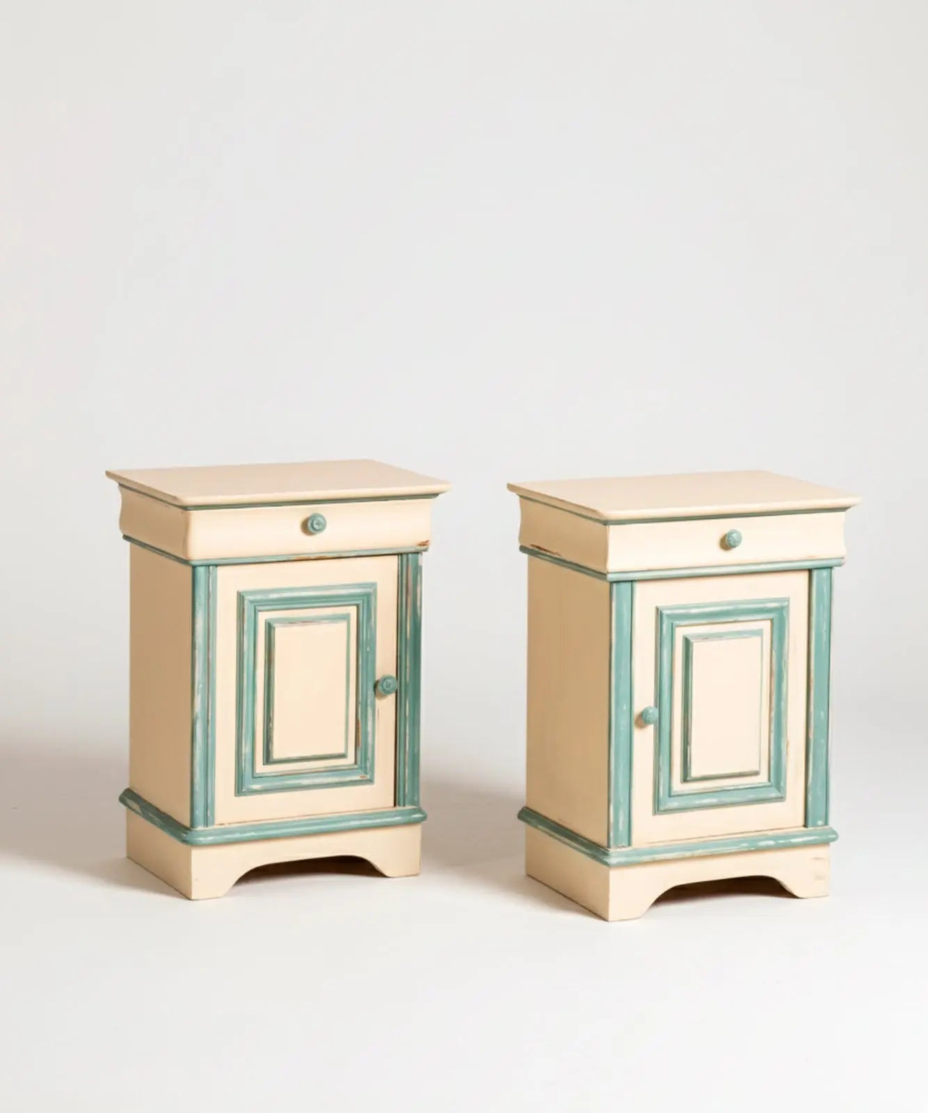 Pareja de mesitas de noche Teruel Antique arte y decoracion