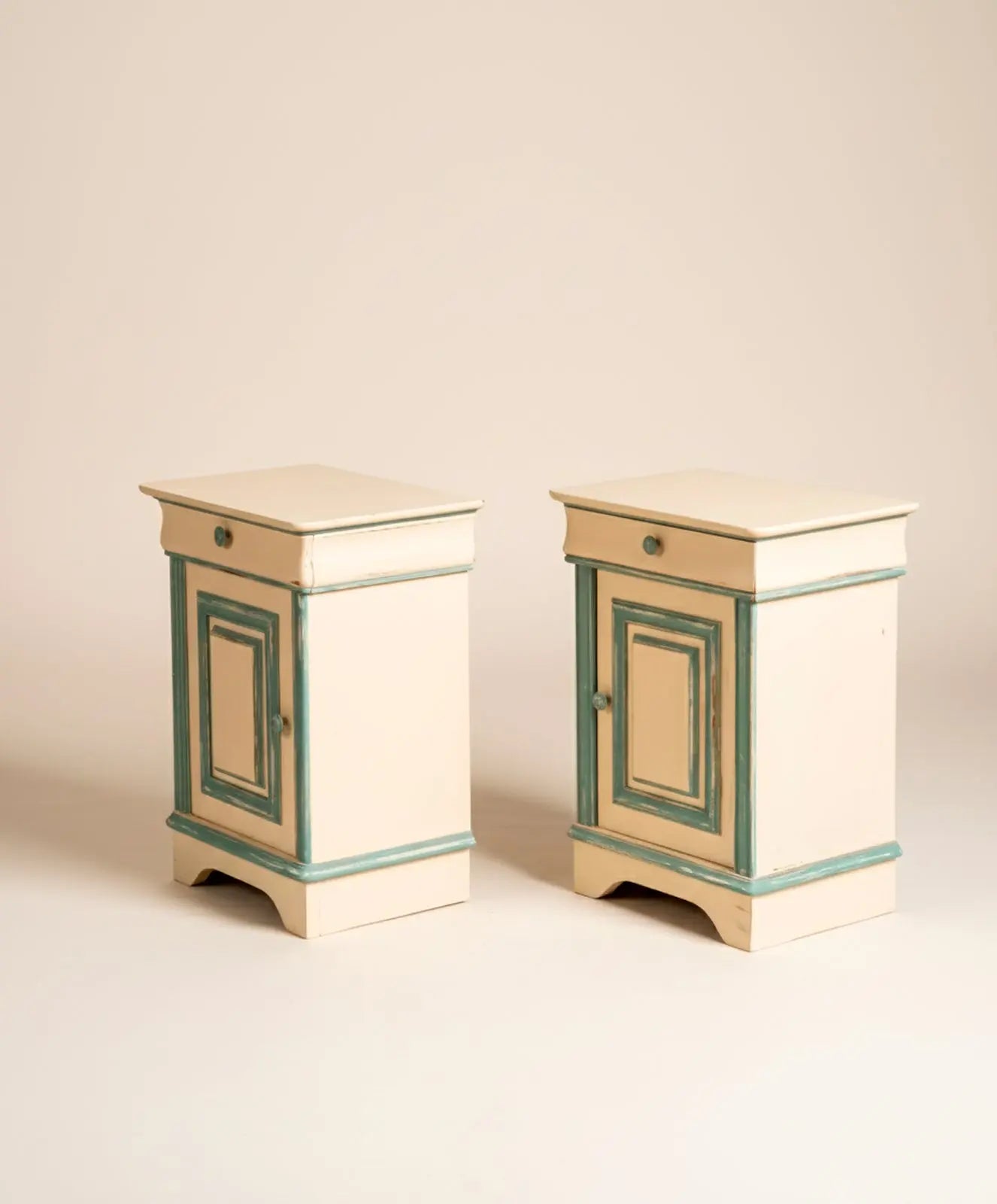 Pareja de mesitas de noche Teruel Antique arte y decoracion