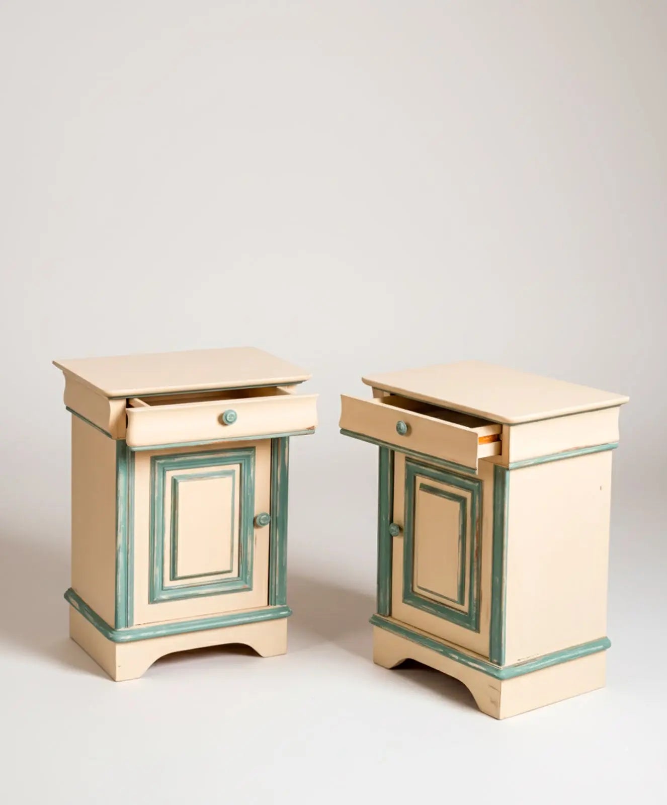 Pareja de mesitas de noche Teruel Antique arte y decoracion