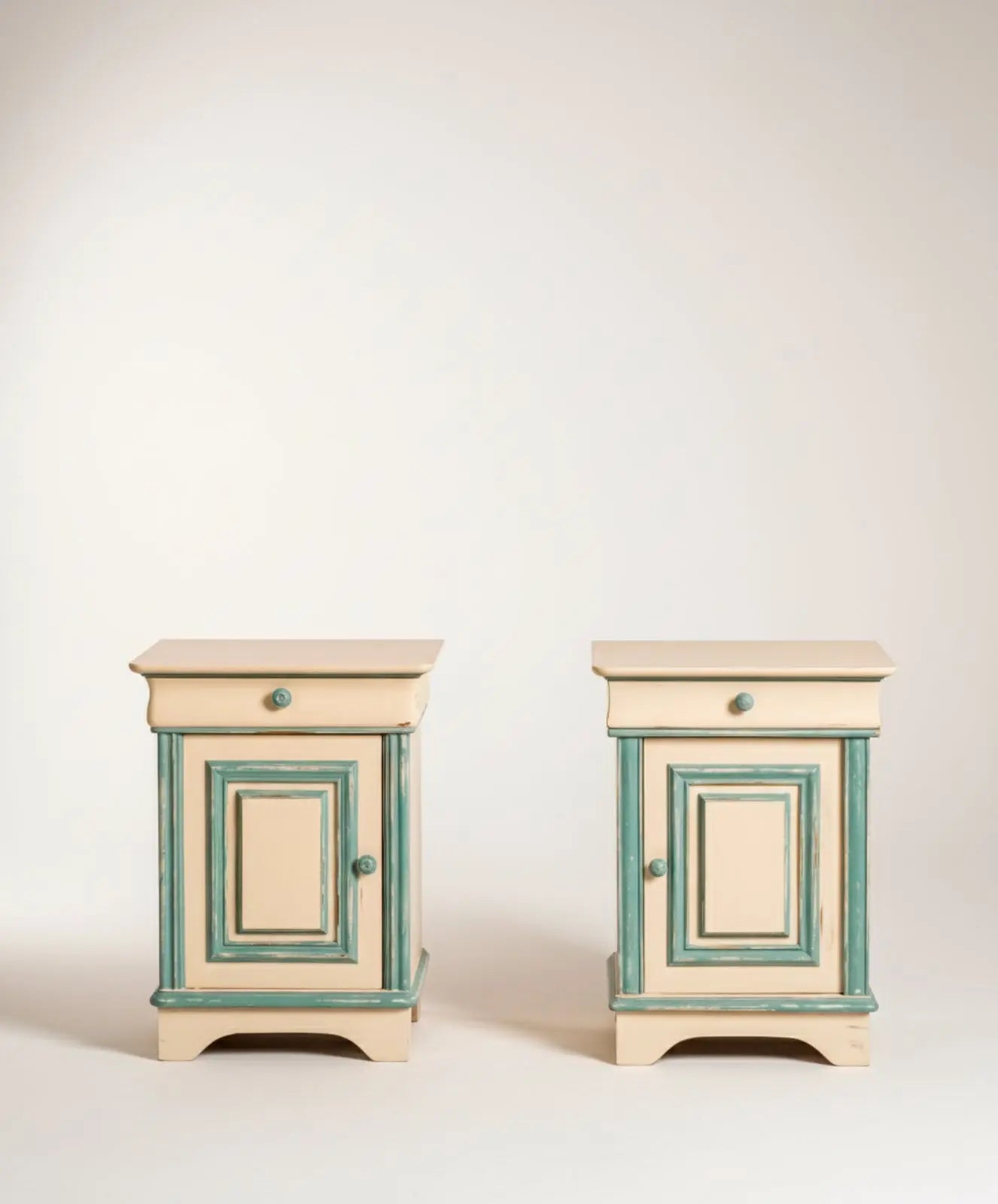 Pareja de mesitas de noche Teruel Antique arte y decoracion