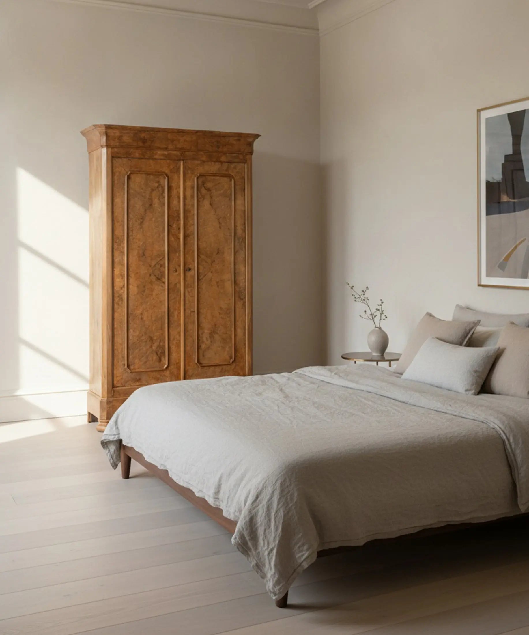 Armario antiguo de nogal en dormitorio minimalista con ropa de lino — Antique Arte y Decoración