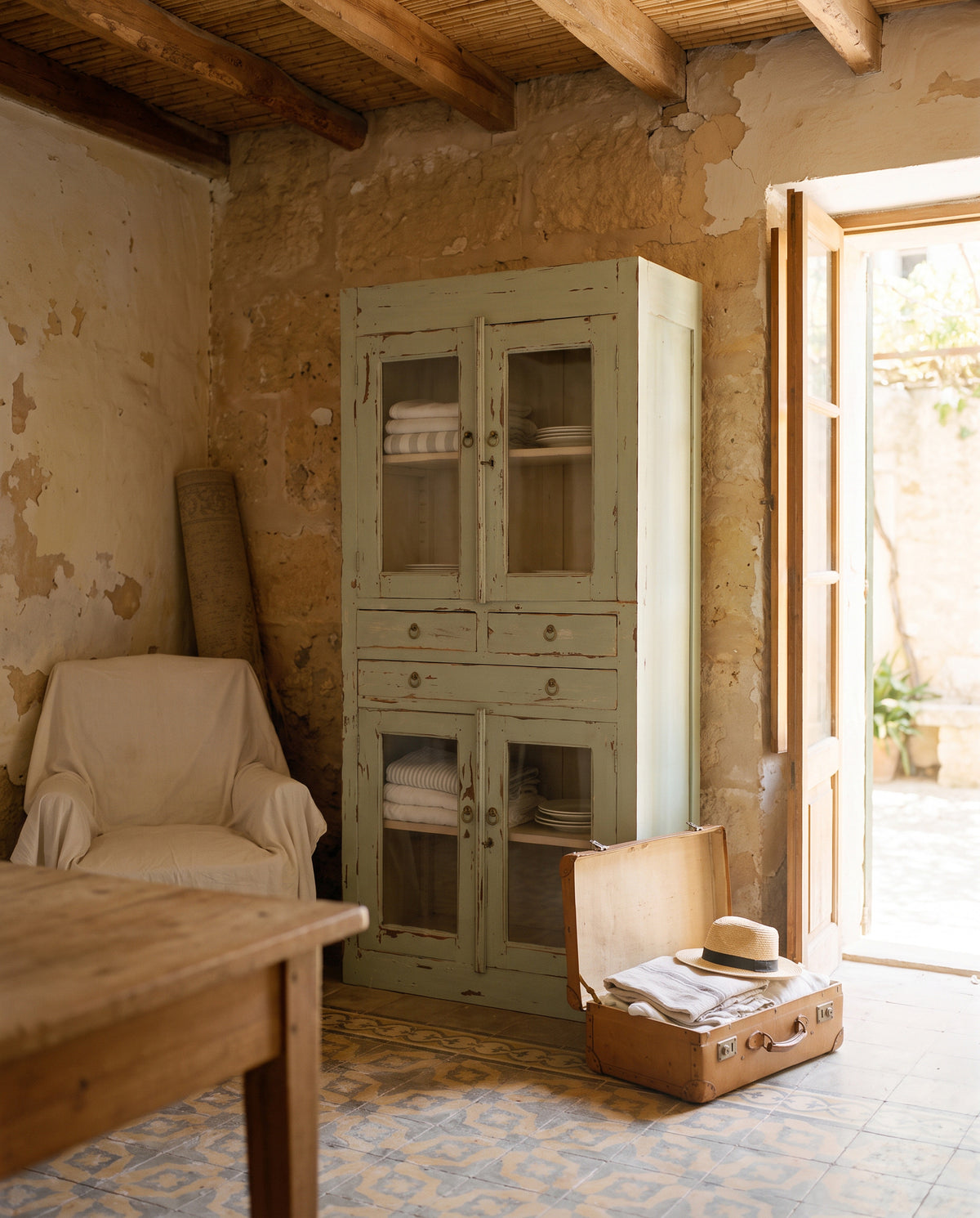 Alacena vitrina verde decapé en salón de casa mallorquina con suelo hidráulico — Antique Arte y Decoración