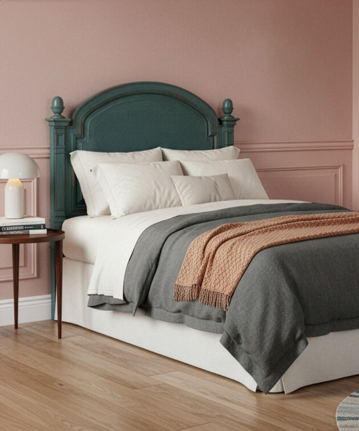 Dormitorio estilo ecléctico con pared rosa, espejo dorado y cabecero verde vintage