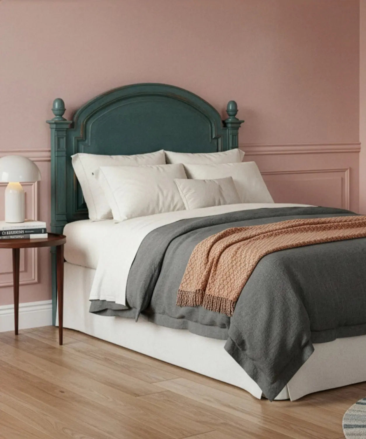 Dormitorio estilo ecléctico con pared rosa, espejo dorado y cabecero verde vintage