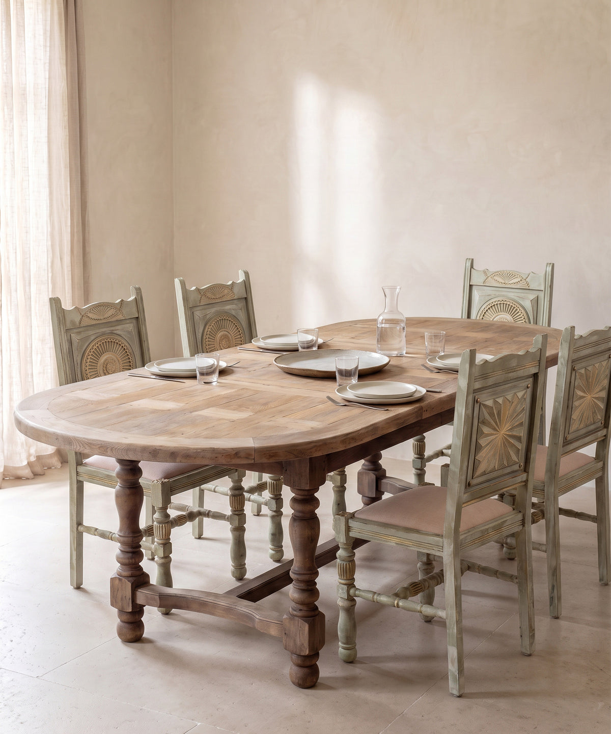Sillas de comedor vintage verde decapé estilo vasco alrededor de mesa de madera — Antique Arte y Decoración