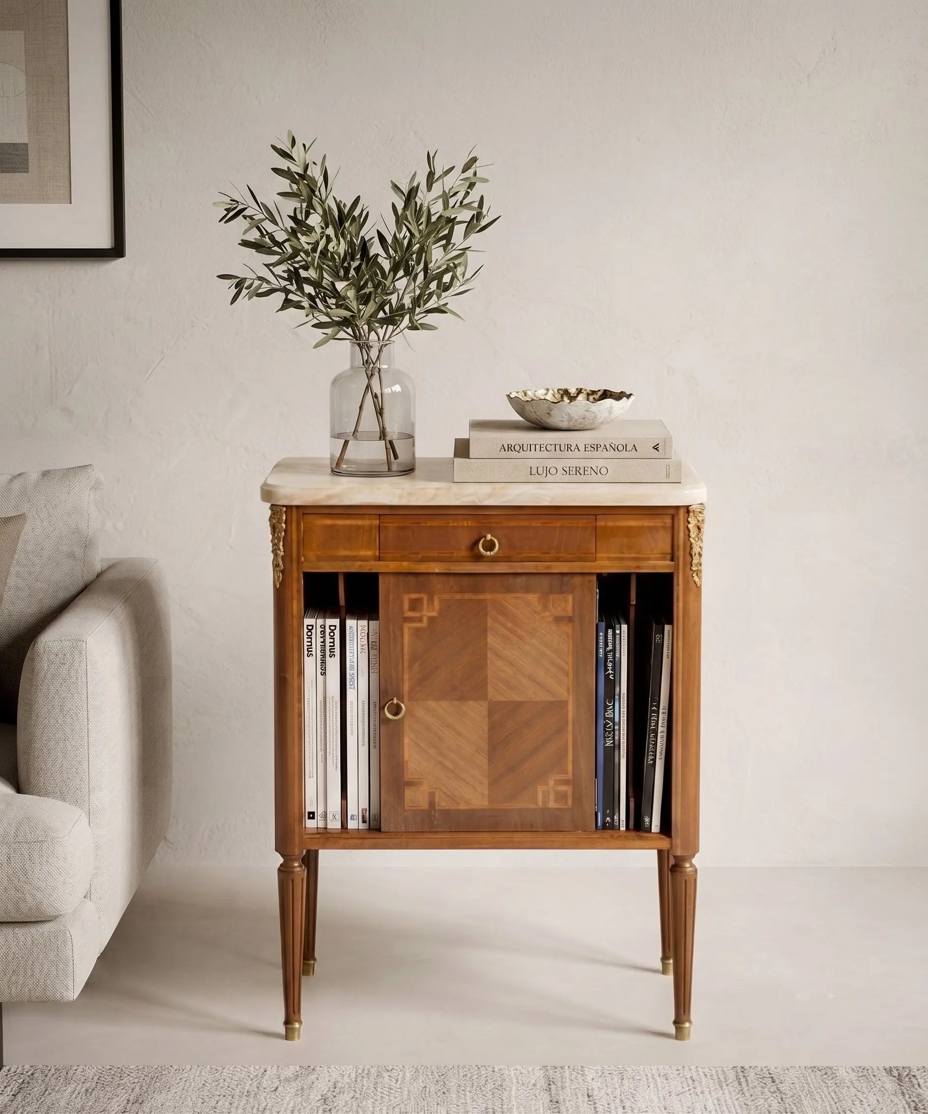 Mueble auxiliar Luis XVI con tapa de mármol en salón con ramas de olivo — Antique Arte y Decoración