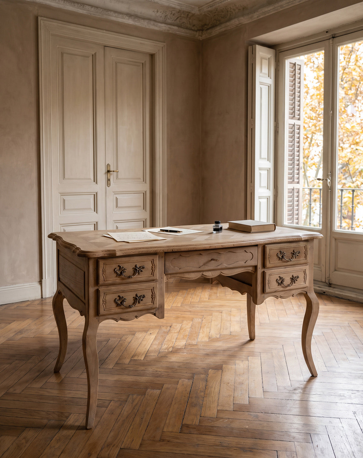 Escritorio francés de roble lavado exento en despacho con balcón y parquet en espiga — Antique Arte y Decoración