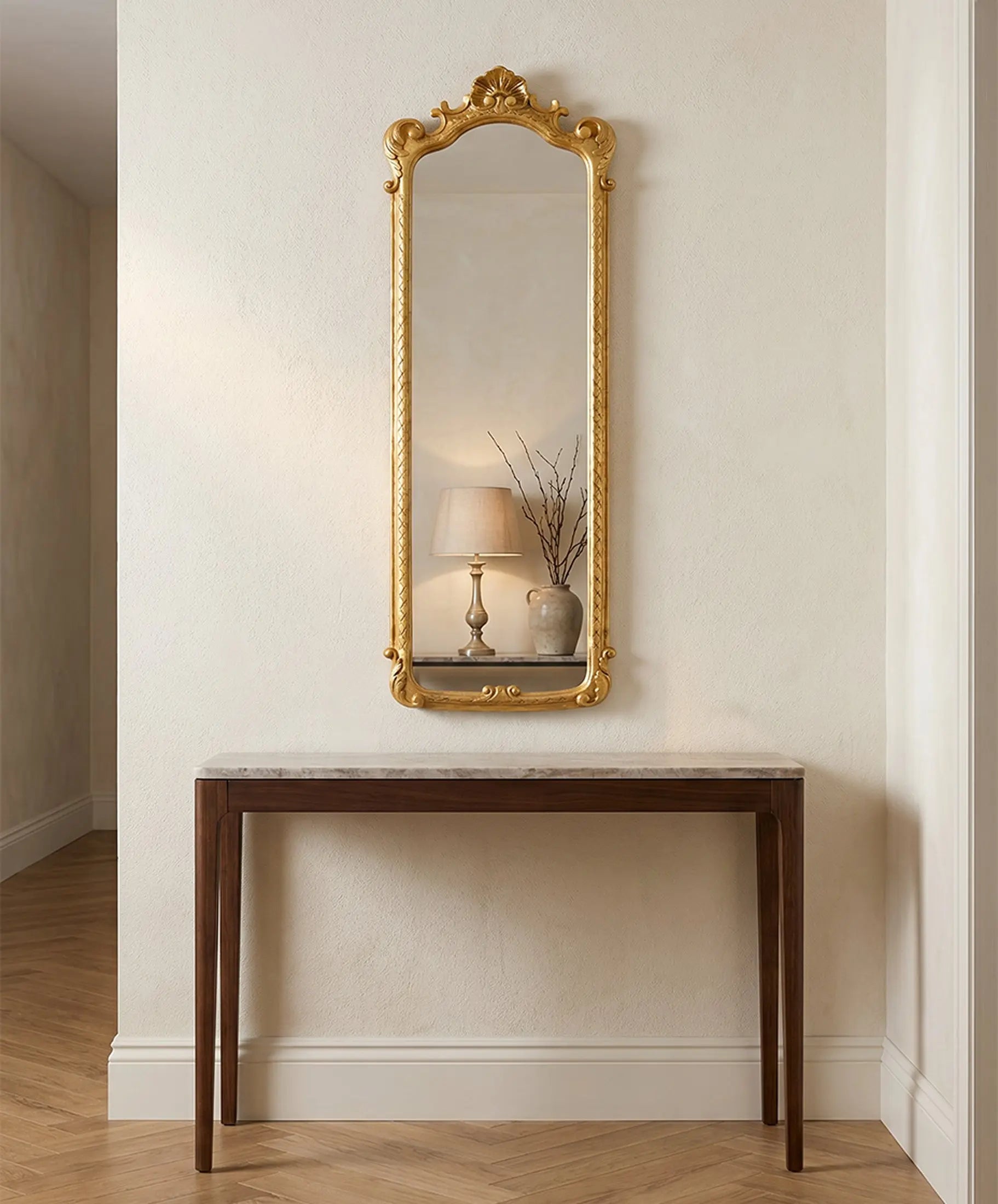 Espejo dorado al pan de oro estilo Luis XV sobre consola en recibidor — Antique Arte y Decoración