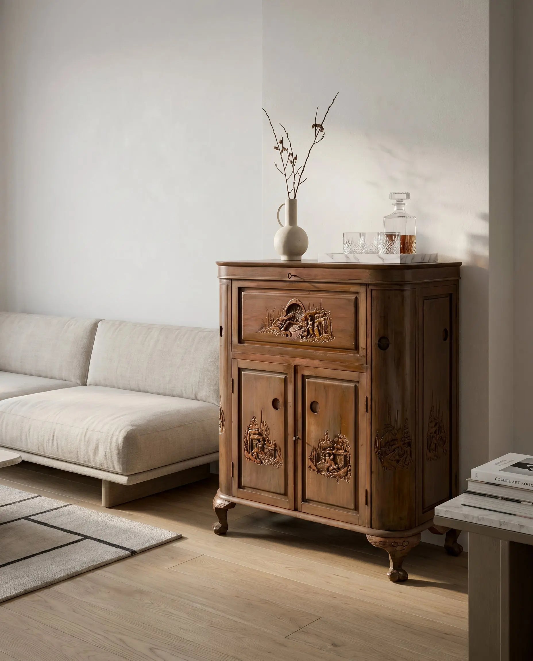 Mueble bar vintage tallado a mano en salón con sofá beige, escenas chinas en relieve — Antique Arte y Decoración