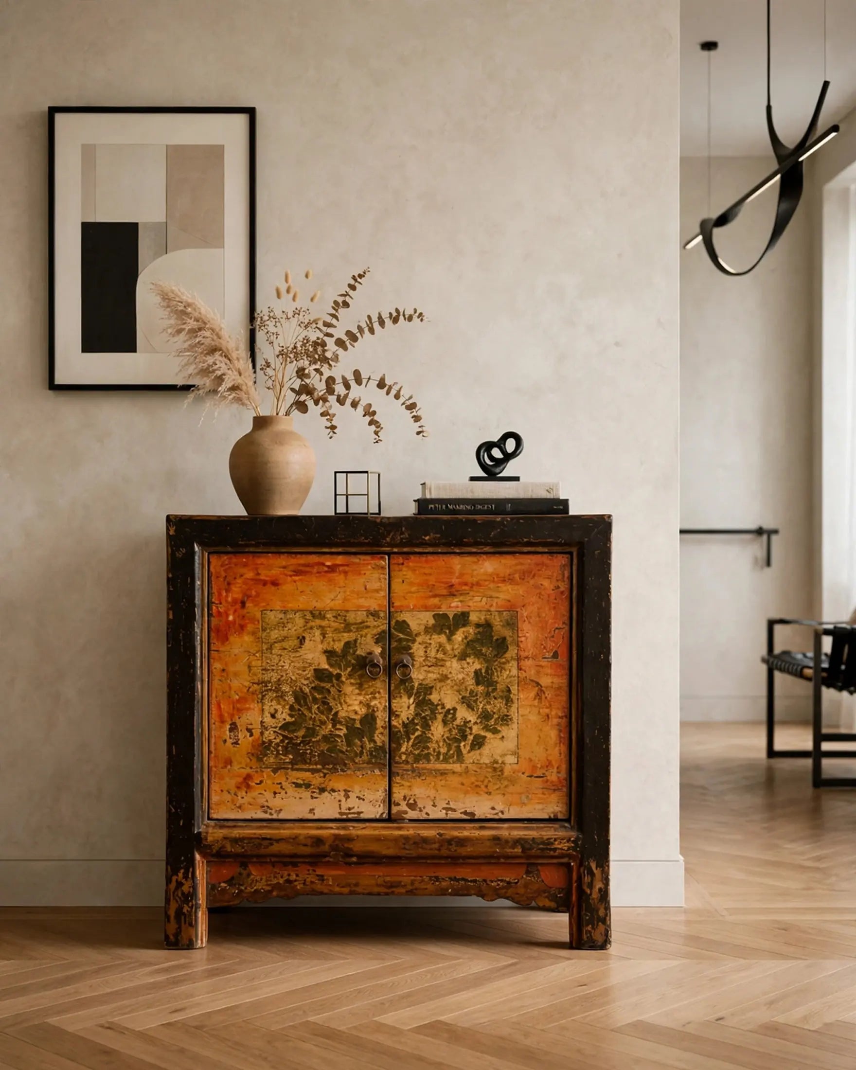 Aparador chino antiguo pintado a mano en recibidor contemporáneo — Antique Arte y Decoración
