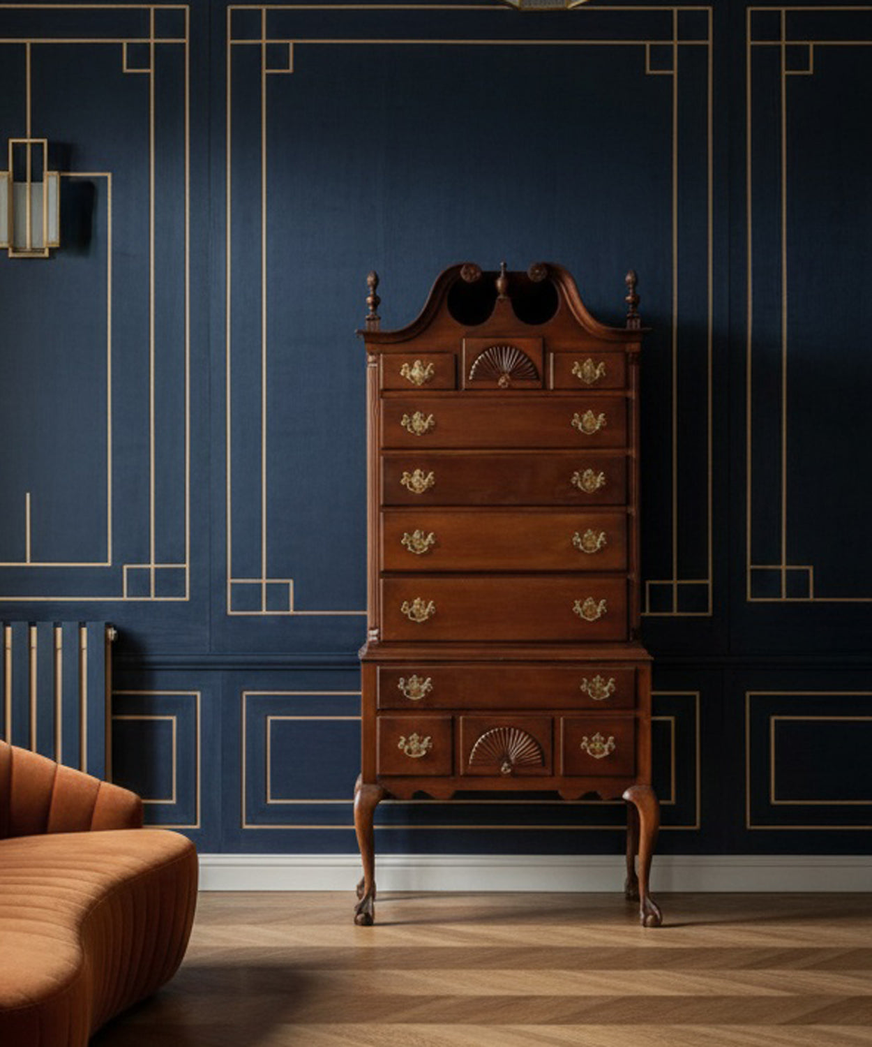 Cómoda alta antigua integrada en habitación de paredes azul oscuro con diseño Art Déco.