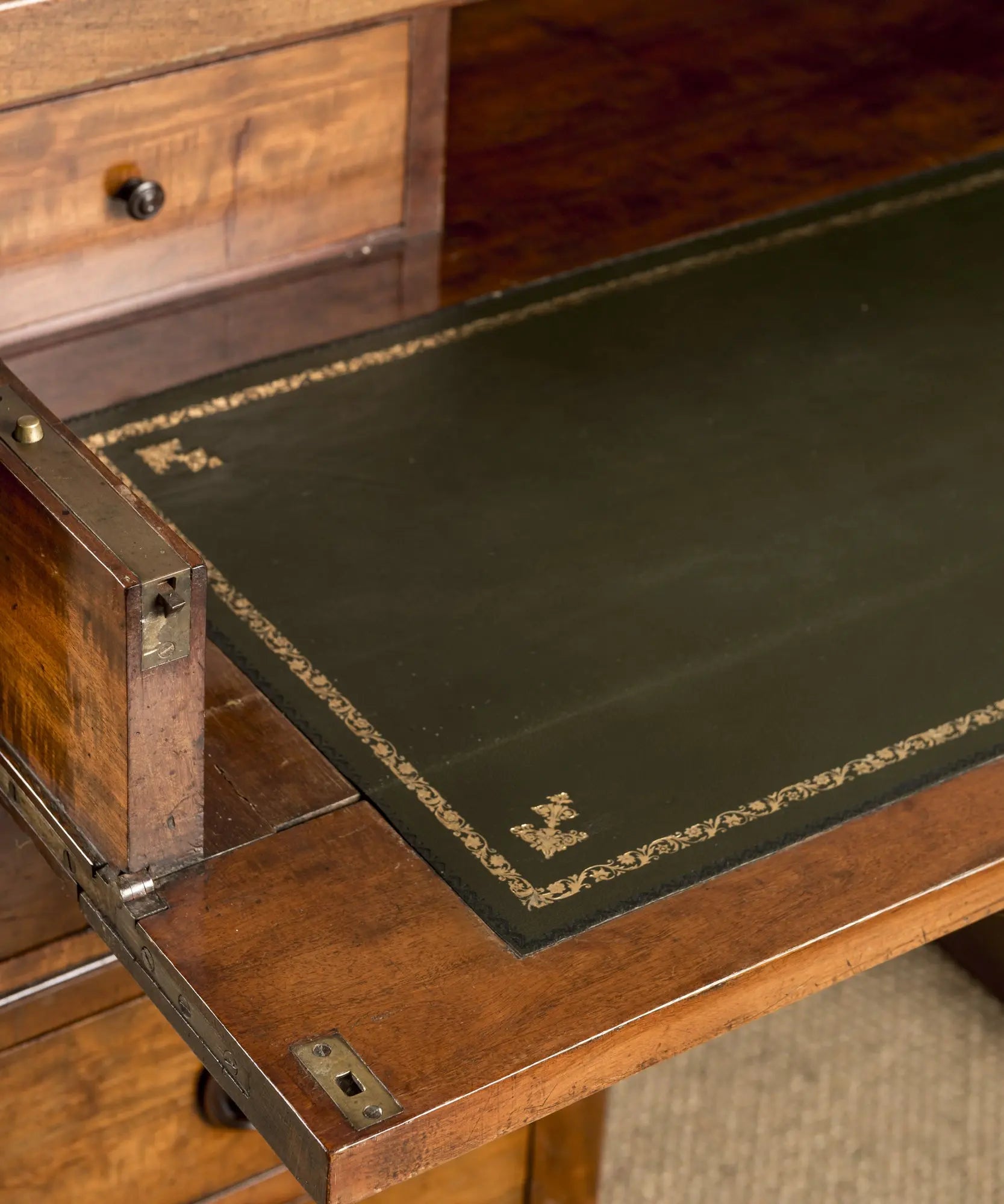 Gran escritorio antiguo de doble pedestal en nogal con gradilla y tapa extensible