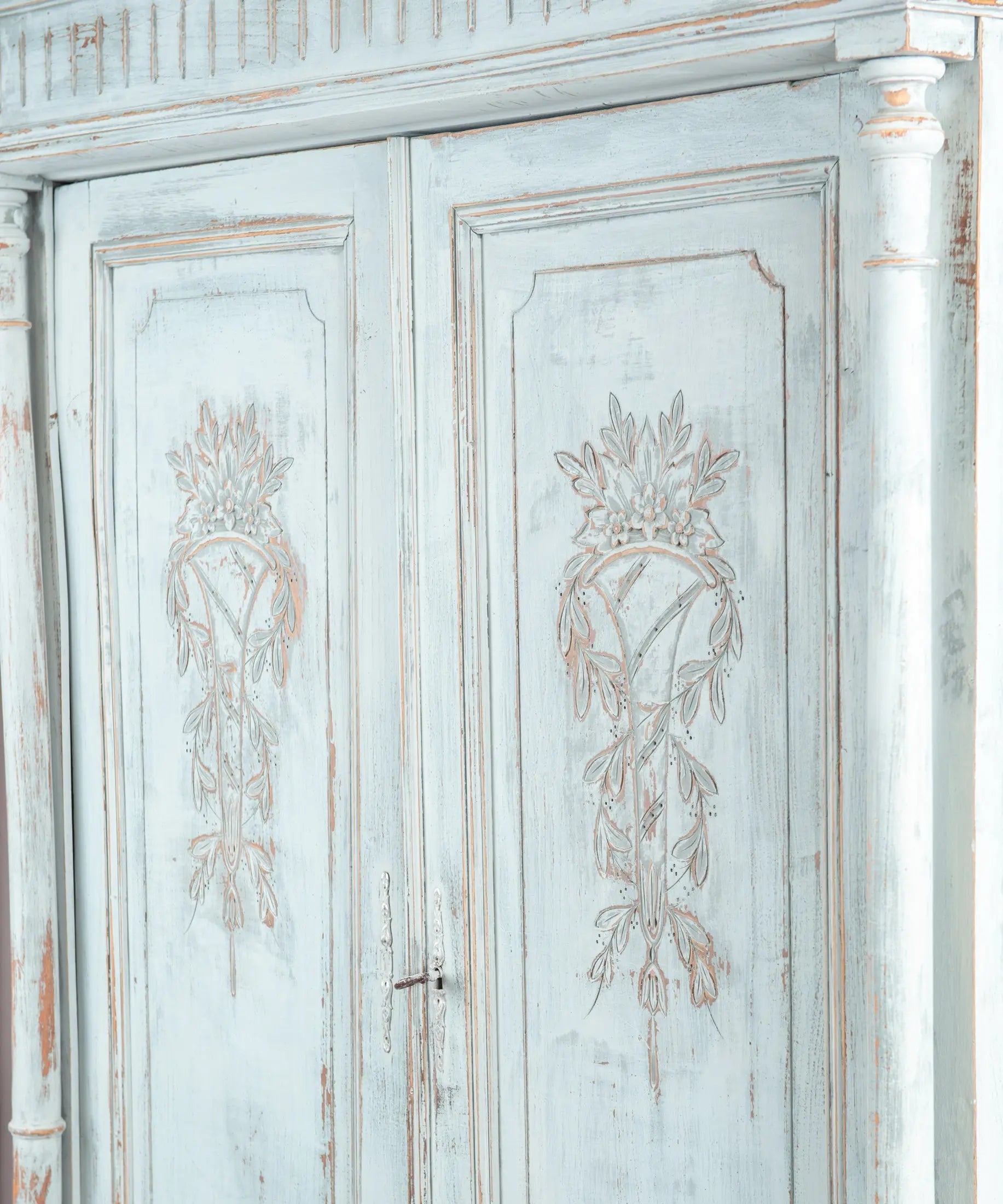 Detalle puertas talladas y cornisa de dentículos en azul decapé — Antique Arte y Decoración