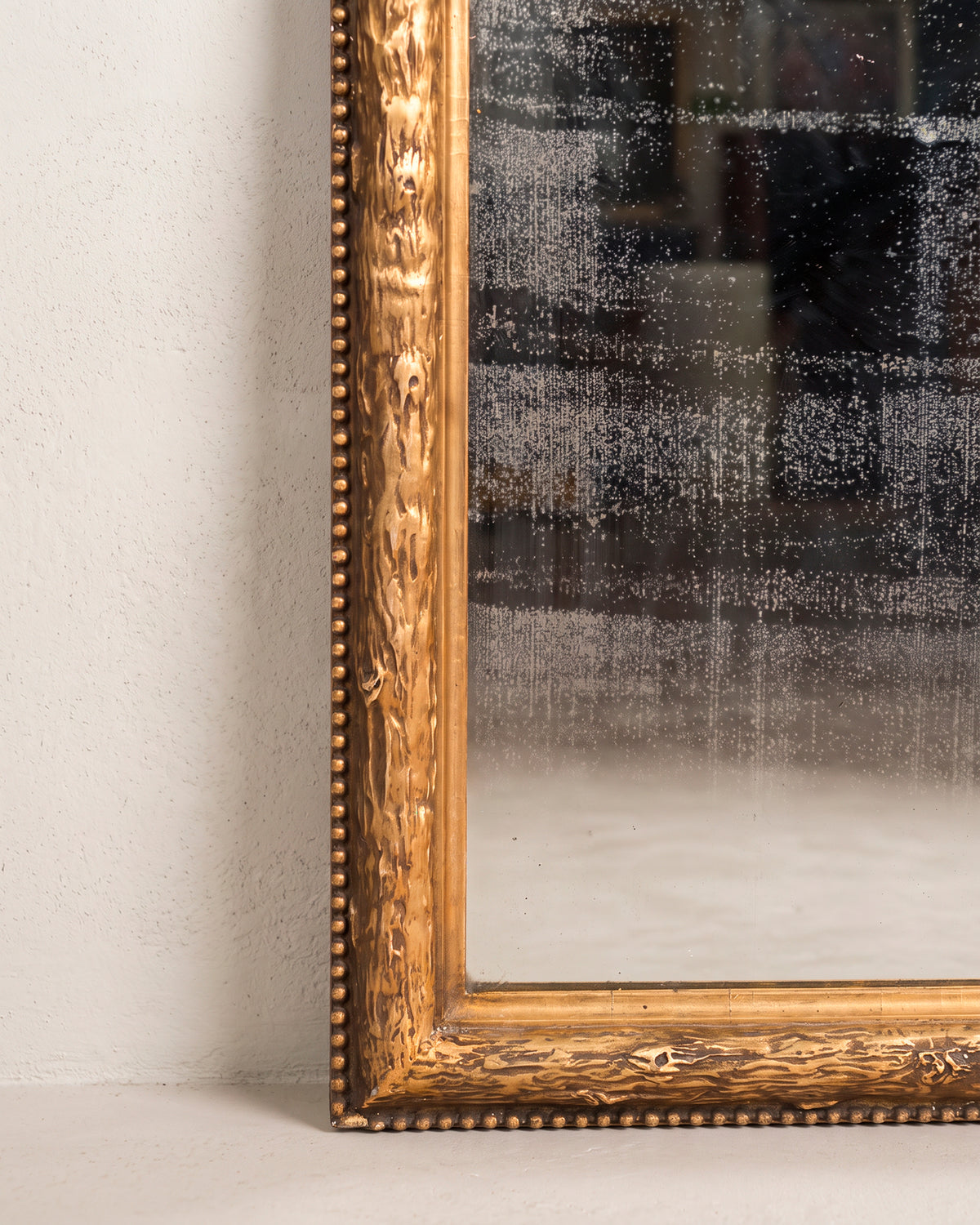 Detalle esquina superior con perlado dorado y luna con azogue de época — Antique Arte y Decoración