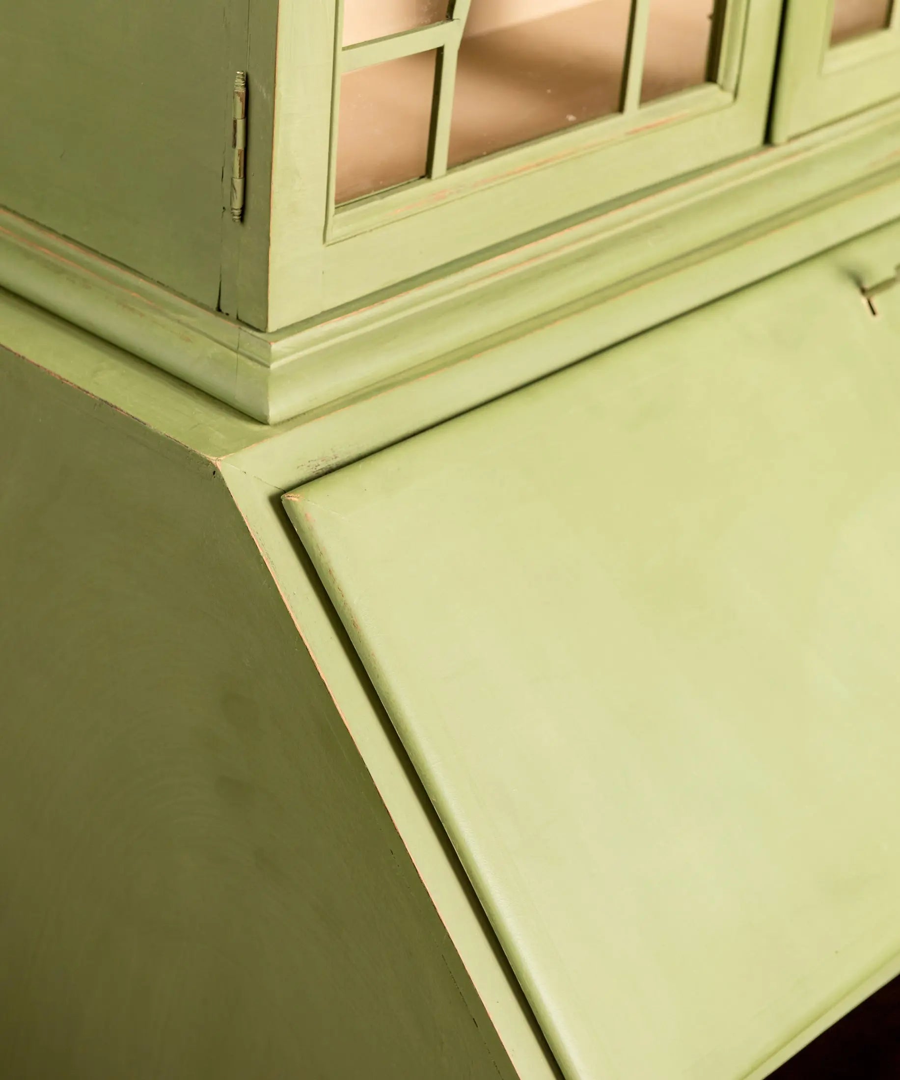 Vitrina secreter vintage de estilo Inglés en verde decapé con interior beige