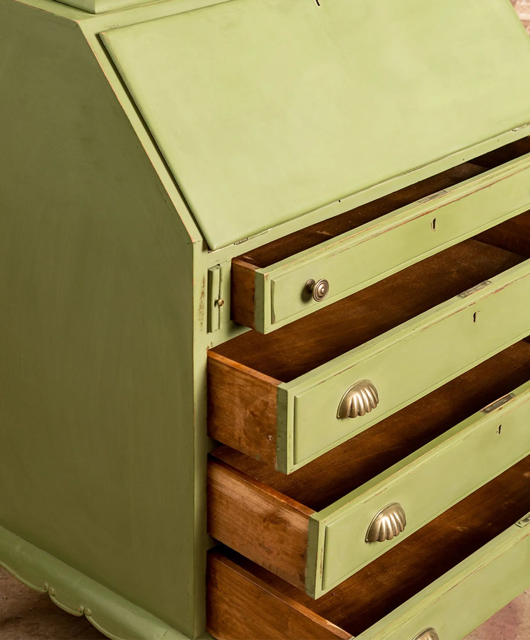 Vitrina secreter vintage de estilo Inglés en verde decapé con interior beige