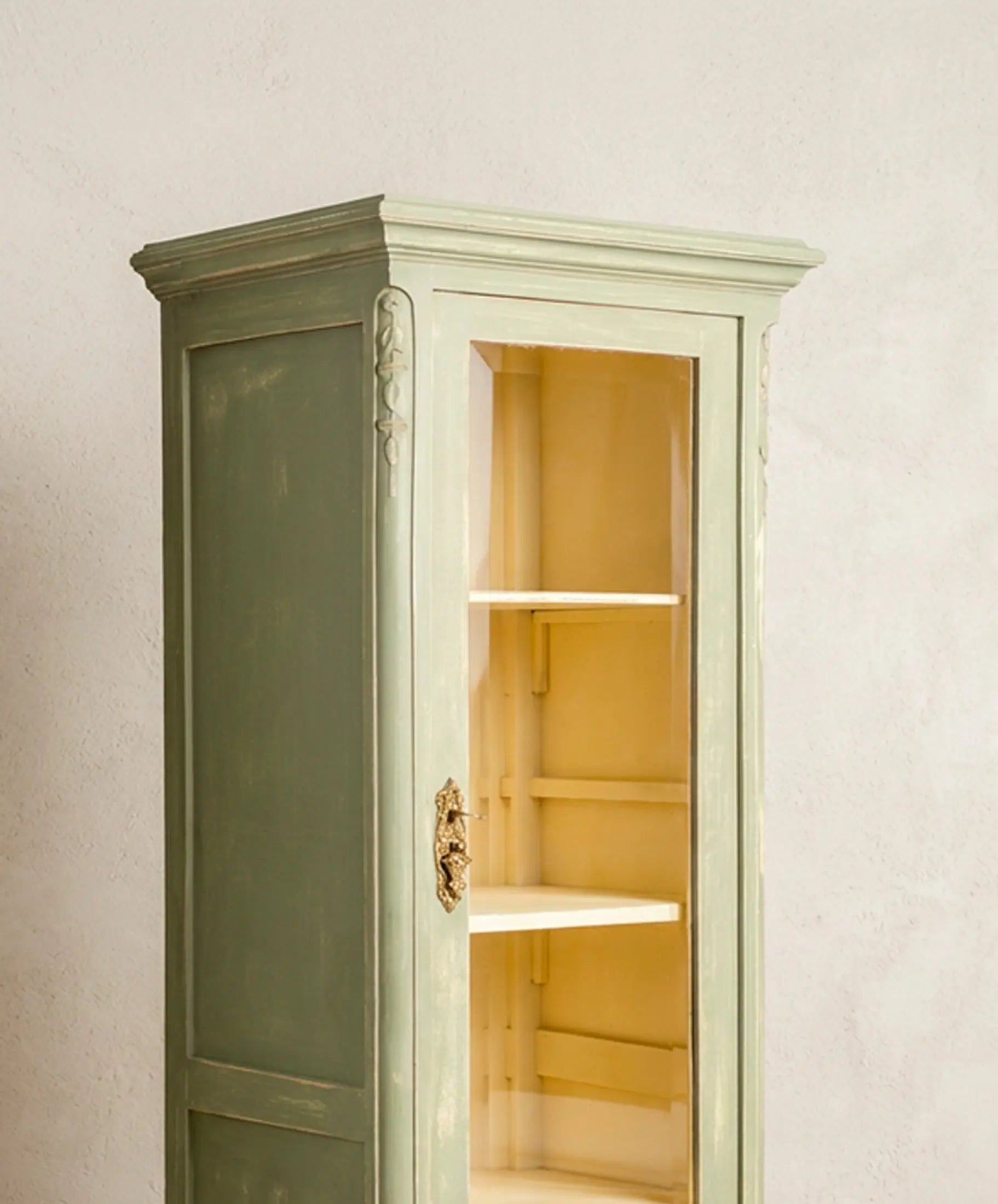 Detalle cornisa y puerta acristalada de vitrina verde salvia decapada a mano — Antique Arte y Decoración