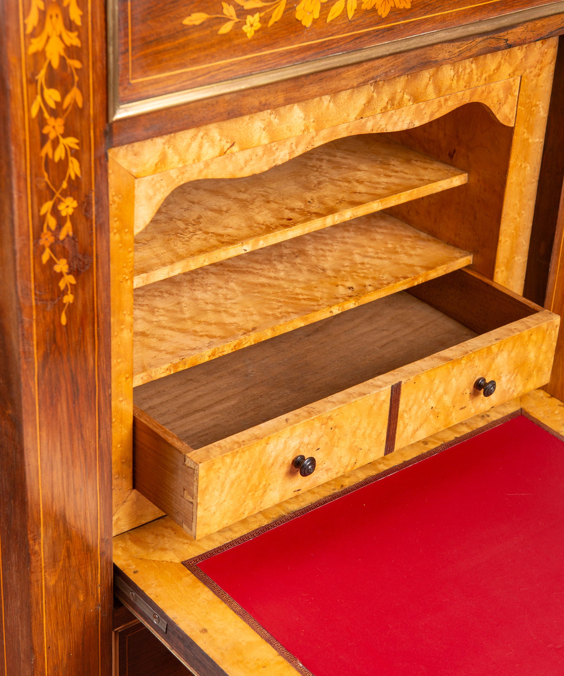 Interior secreter con baldas y cajoncillos en arce ojo de perdiz y tapete rojo — Antique Arte y Decoración