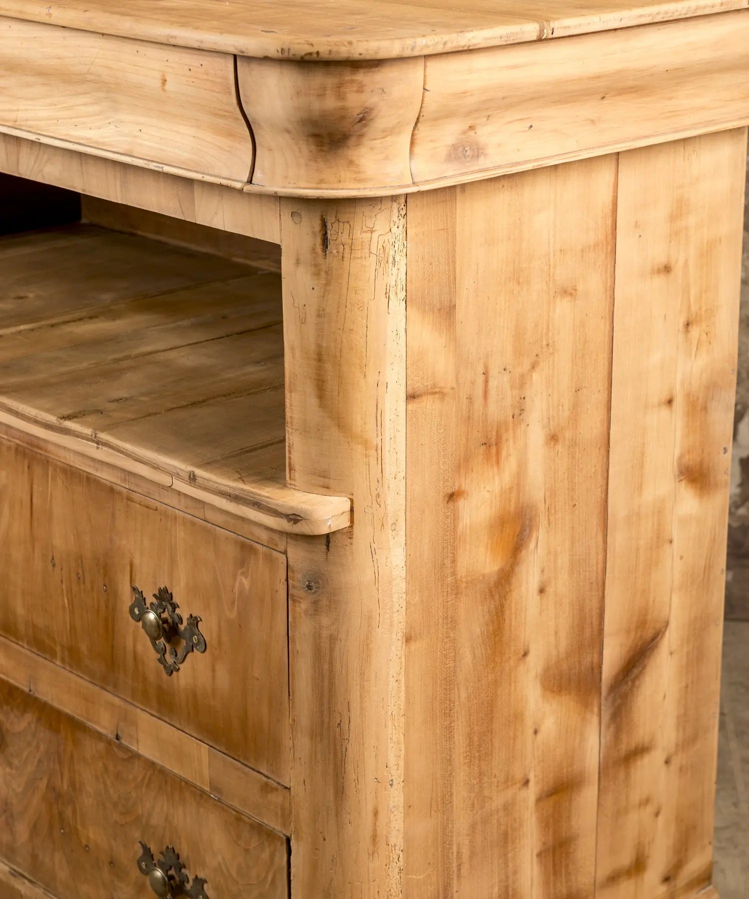 Primer plano de la veta de la madera de nogal y el acabado natural de la cómoda del siglo XIX.