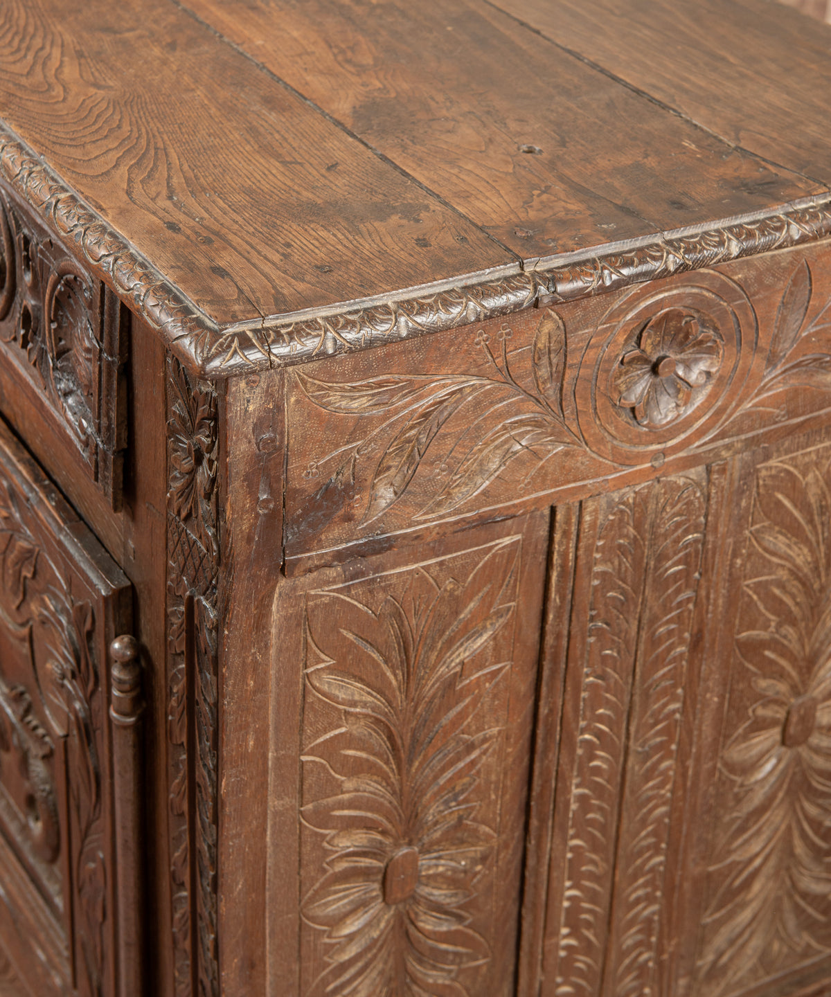 Detalle costado tallado con palmetas y roseta, tapa de roble con canto de hojas — Antique Arte y Decoración