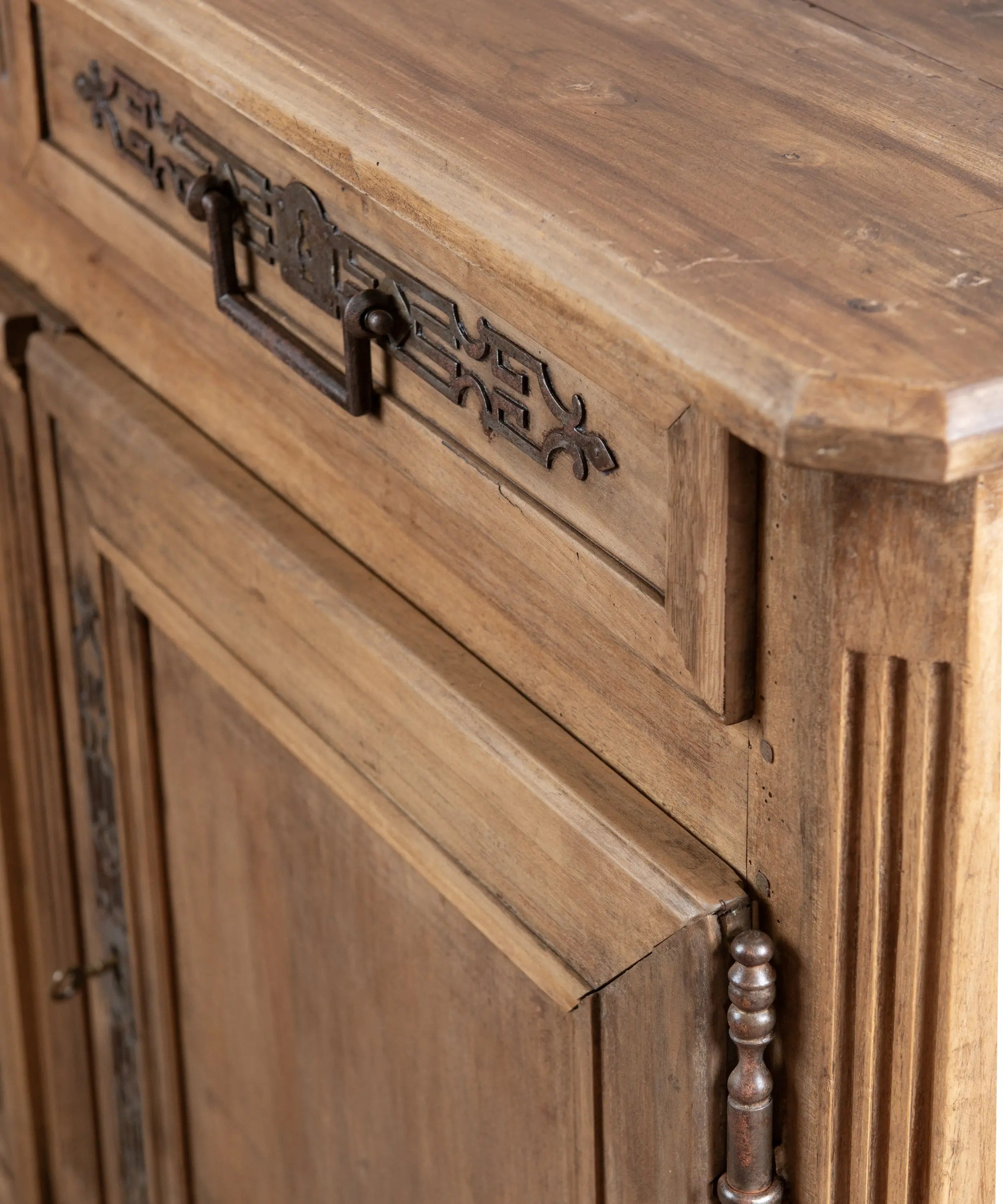 Gran aparador antiguo provincial francés en madera lavada con herrajes de forja (S. XIX)