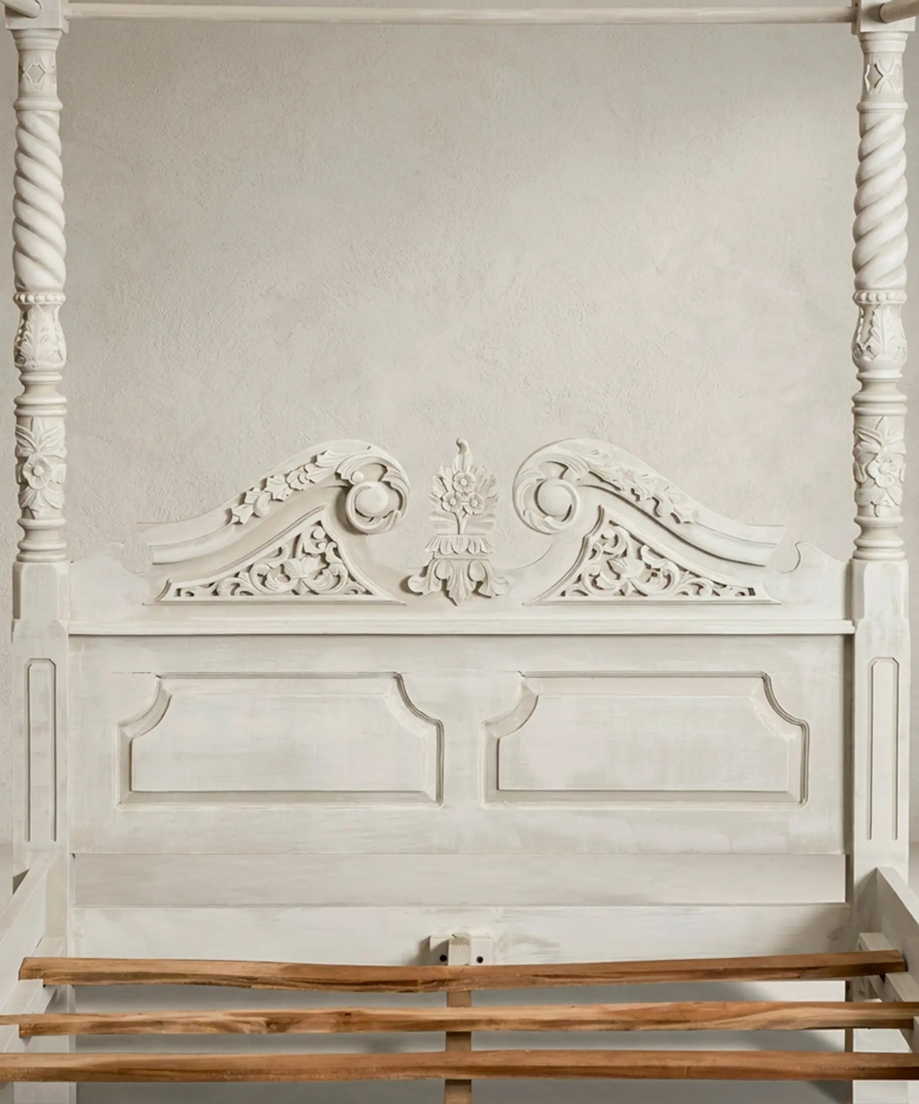 Cabecero tallado de la cama con dosel con copete calado y postes en espiral — Antique Arte y Decoración