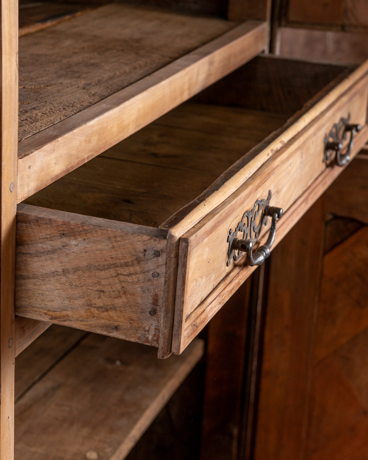 Detalle cajón clavado a mano con tiradores de hierro calado, hacia 1800 — Antique Arte y Decoración