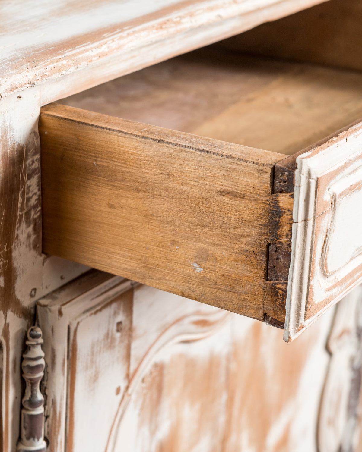 Detalle cajón en cola de milano de aparador antiguo de nogal decapé blanco — Antique Arte y Decoración