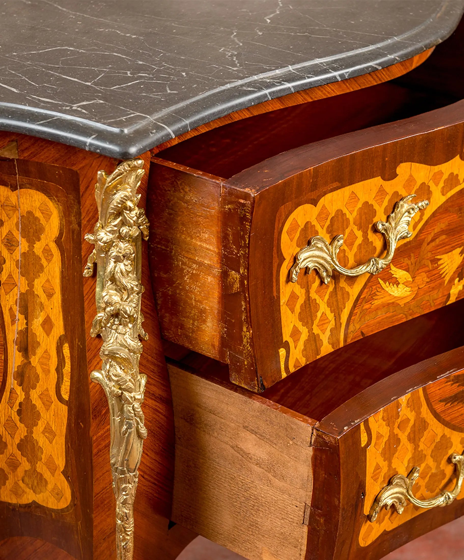 Detalle cajones abiertos con tapa de mármol negro veteado y bronces de rocalla — Antique Arte y Decoración