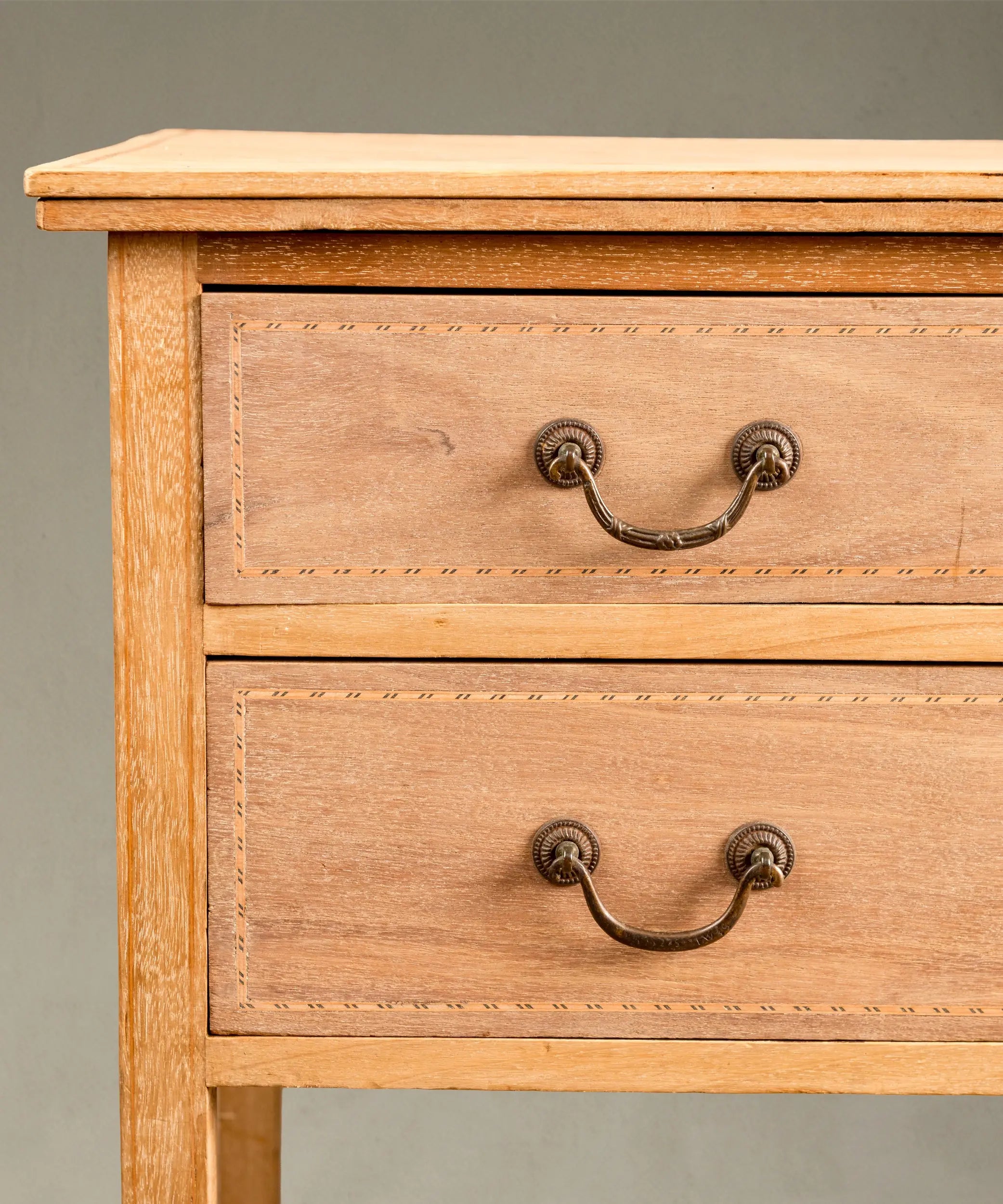 detalle Vista en ángulo de consola antigua de madera con patas rectas troncopiramidales.