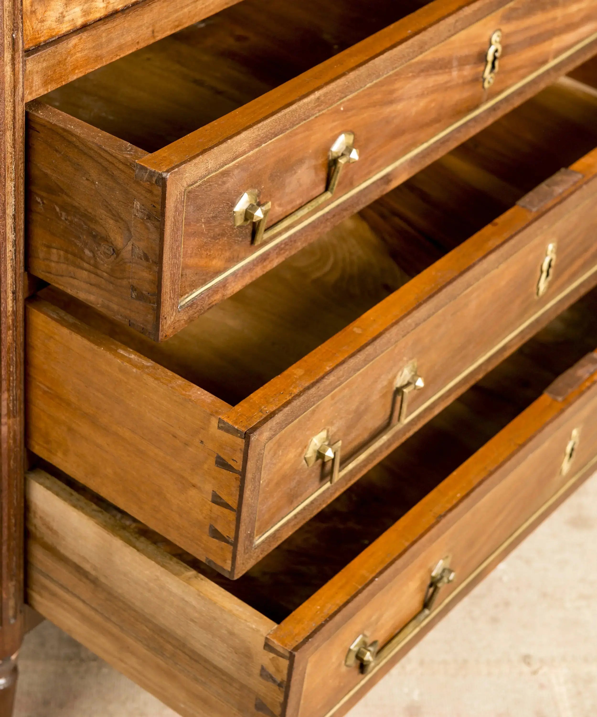 detalle cajones Secreter antiguo de nogal del siglo XIX estilo Luis XVI con pilastras estriadas y cajones.