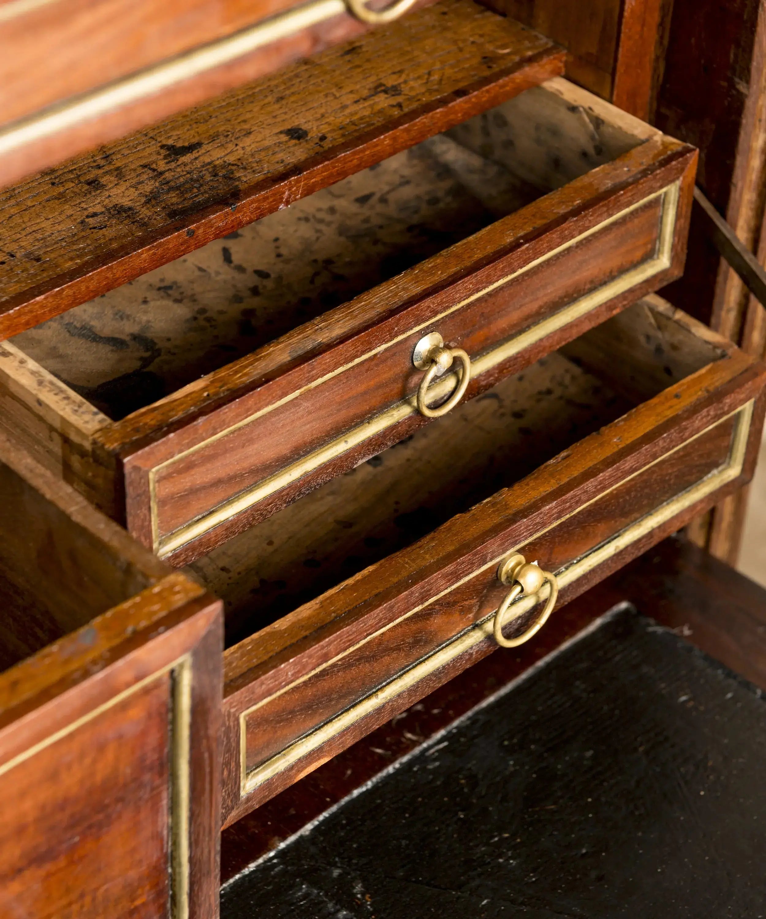 Secreter antiguo de nogal del siglo XIX estilo Luis XVI con pilastras estriadas y cajones.