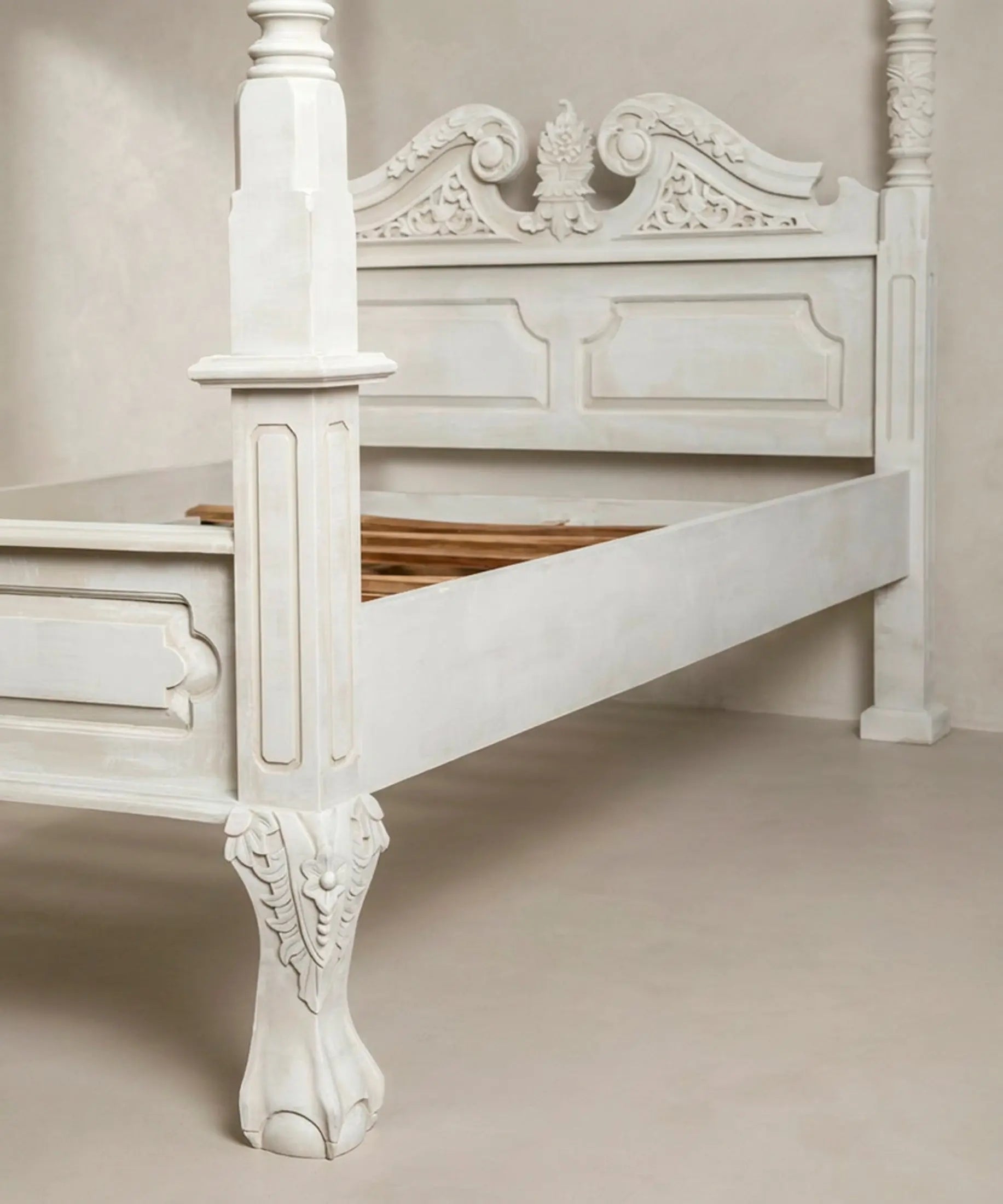 Detalle de pata curva tallada y somier de tablillas de la cama con dosel colonial — Antique Arte y Decoración