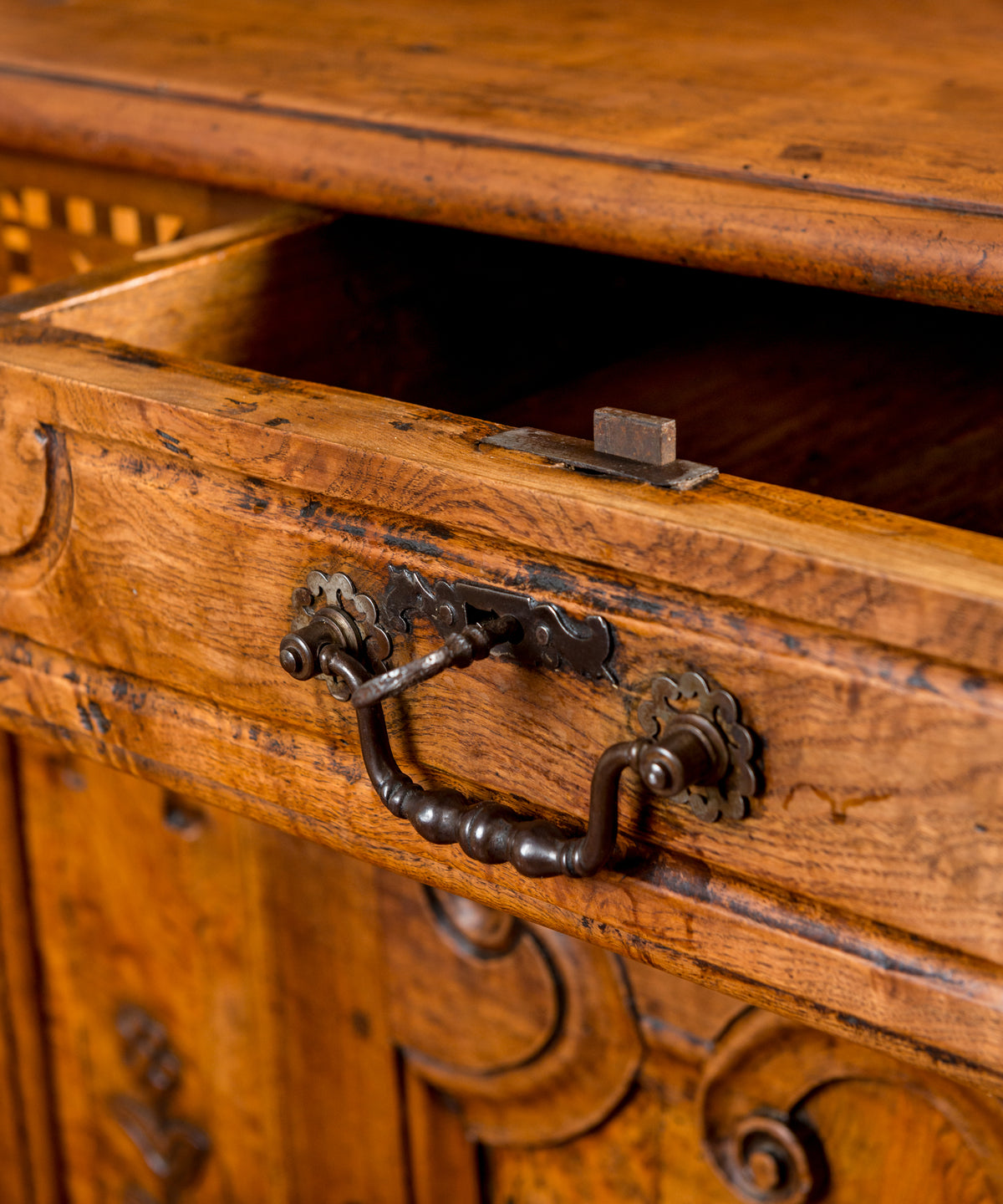 Detalle cajón con pestillo de forja y tirador de asa con roseta calada — Antique Arte y Decoración