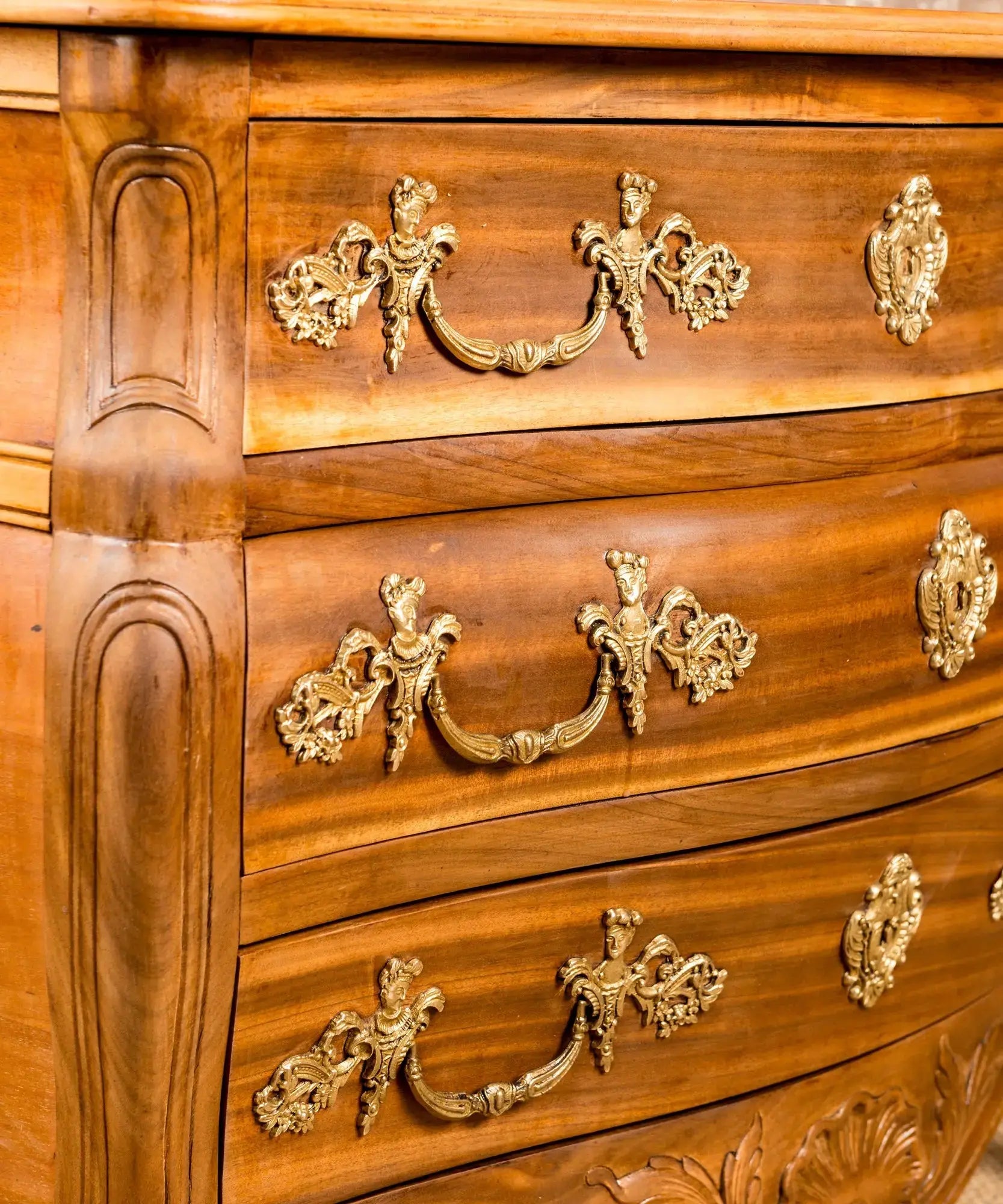 Cómoda bombé estilo Luis XV en madera con bronces Antique arte y decoracion