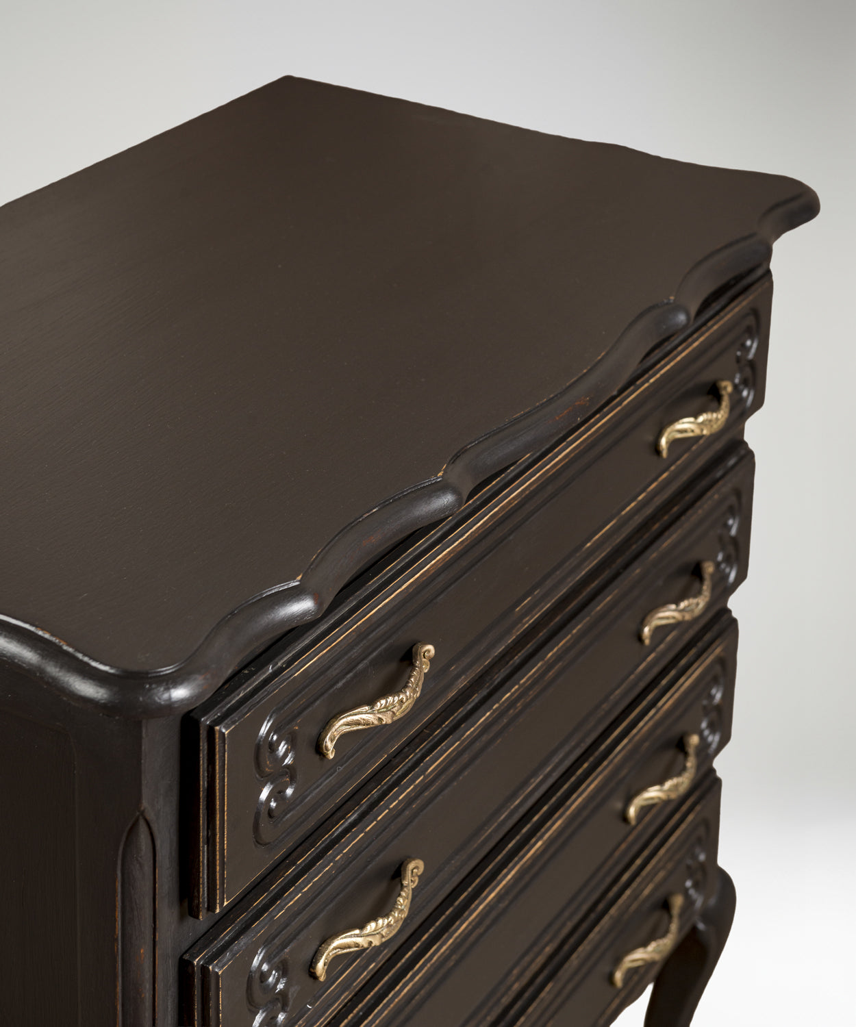 Cómoda antigua patinada en negro