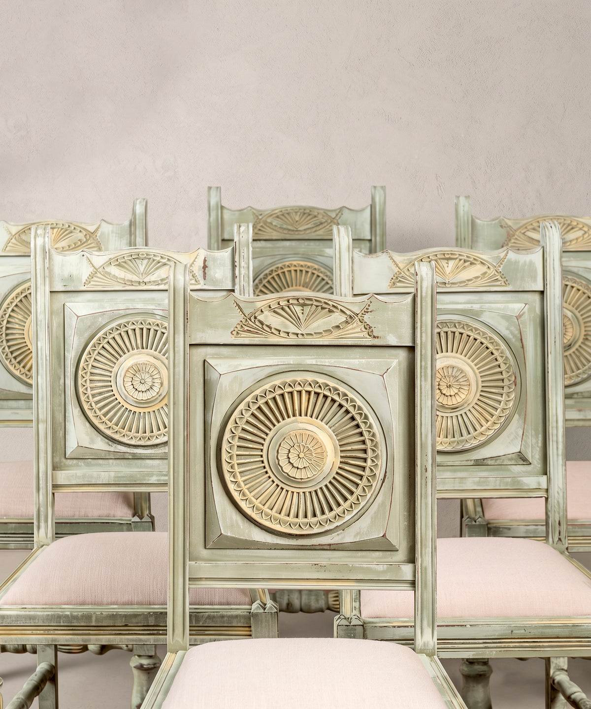 Detalle rosetón de radios y copete con abanico tallados en respaldo decapé — Antique Arte y Decoración