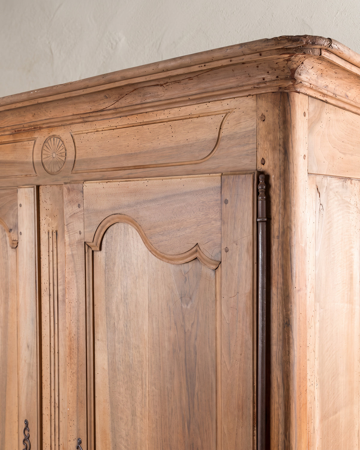 Detalle cornisa y friso con roseta tallada, clavijas y pernio de hierro, nogal s. XIX — Antique Arte y Decoración