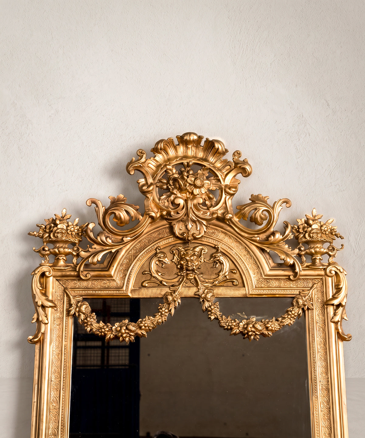 Detalle copete con mascarón, concha, jarrones y guirnaldas en pasta dorada — Antique Arte y Decoración