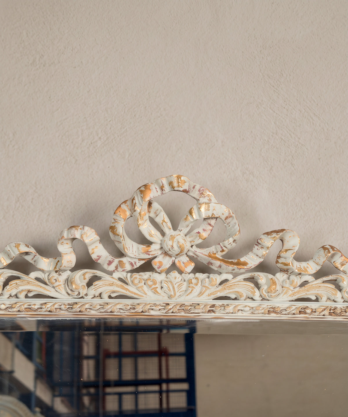 Detalle copete en forma de lazo con el dorado de origen a la vista bajo el gris — Antique Arte y Decoración