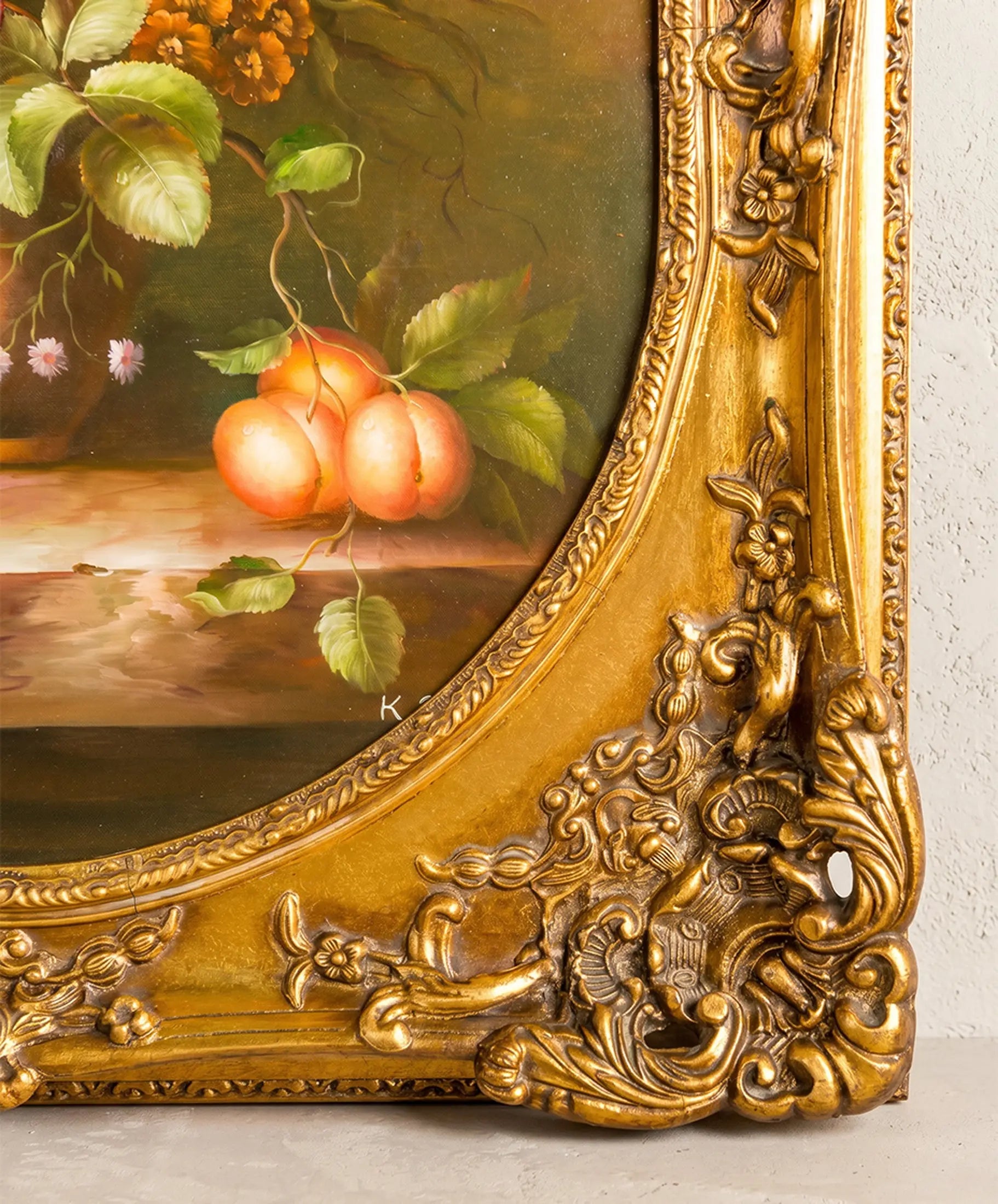 Detalle esquina marco dorado pan de oro tallado motivos rococó volutas acantos — Antique Arte y Decoración