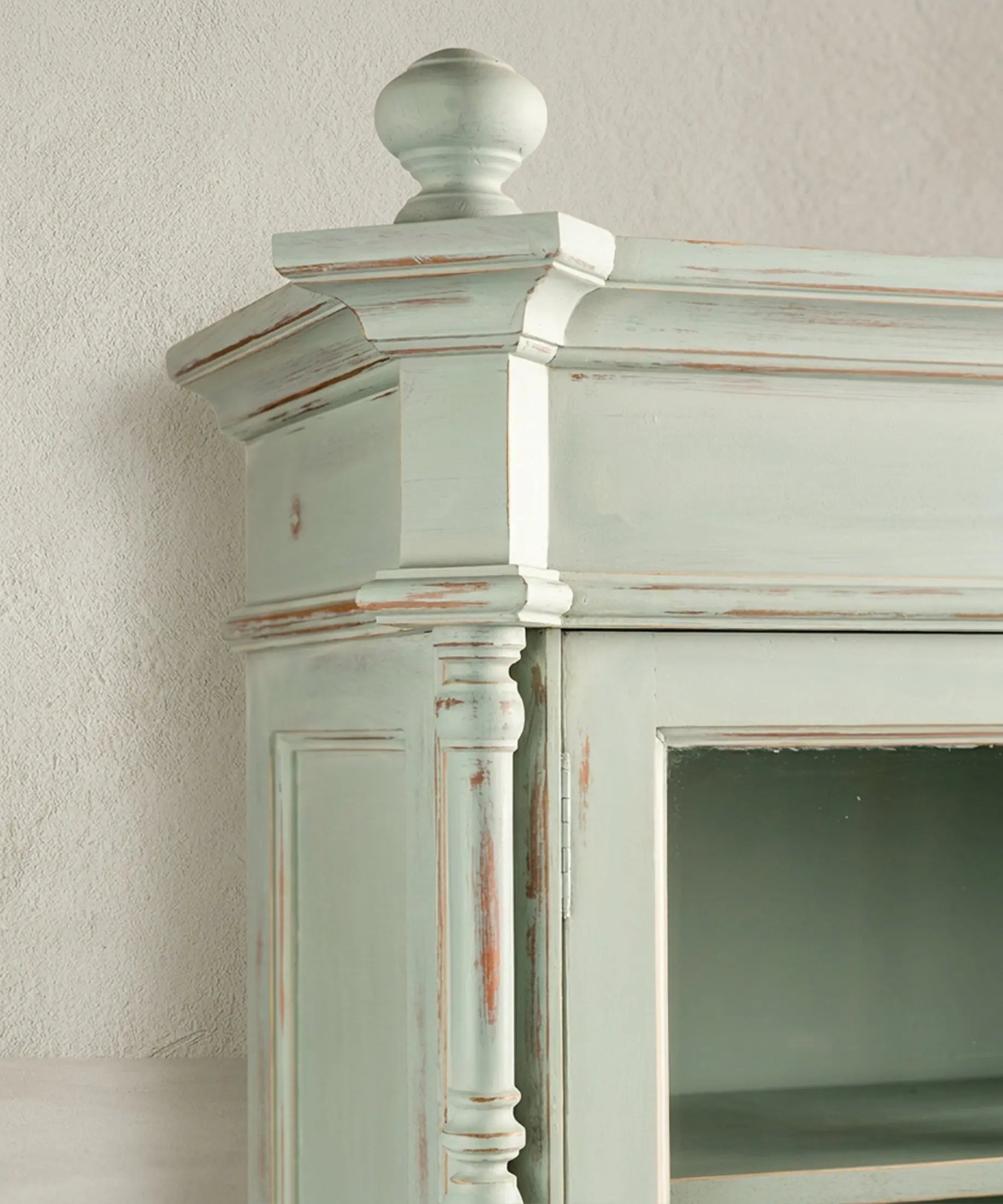 Detalle cornisa superior con pináculo torneado alacena vintage azul decapé — Antique Arte y Decoración