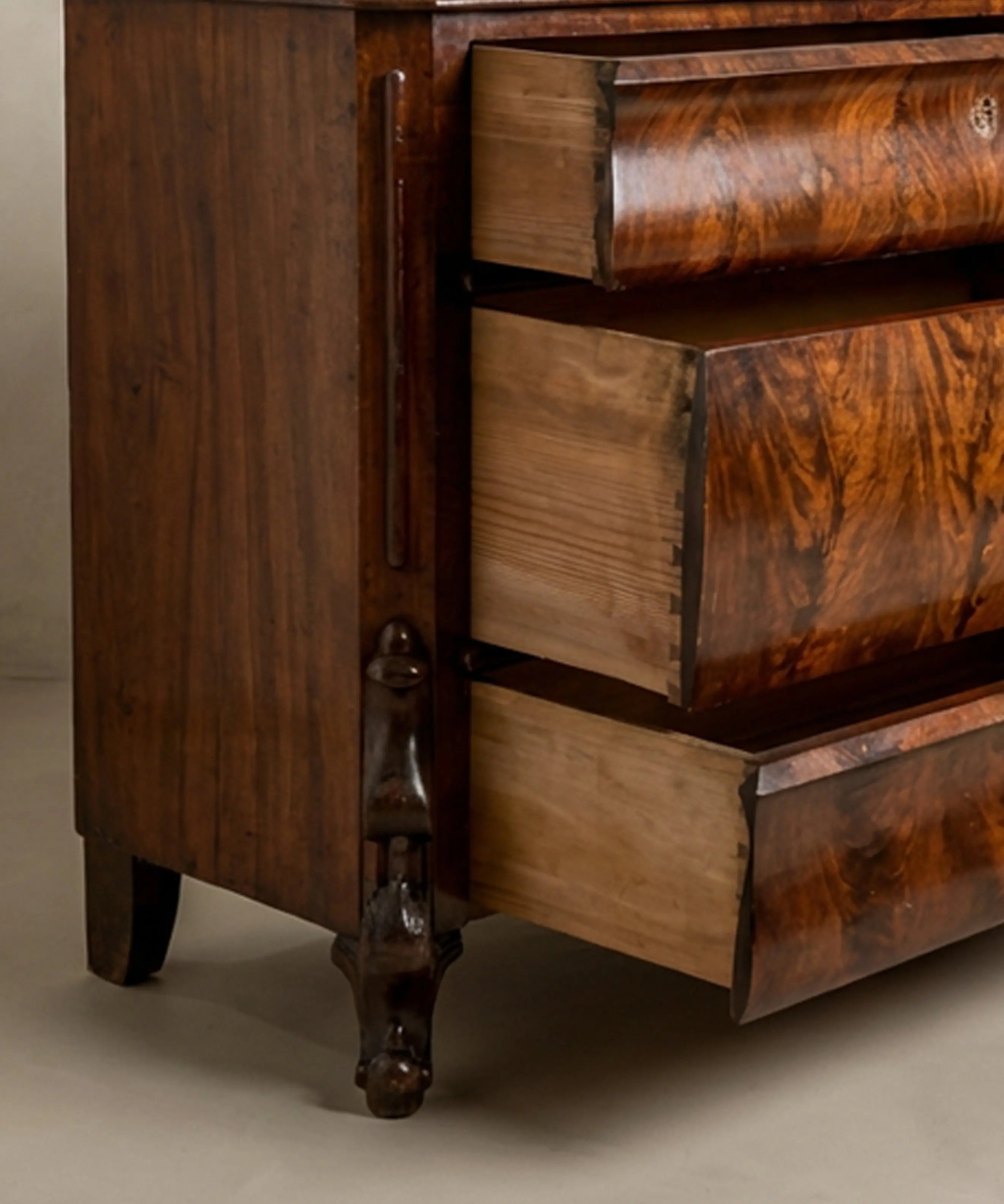 Secreter Abatant antiguo en Pluma de Nogal