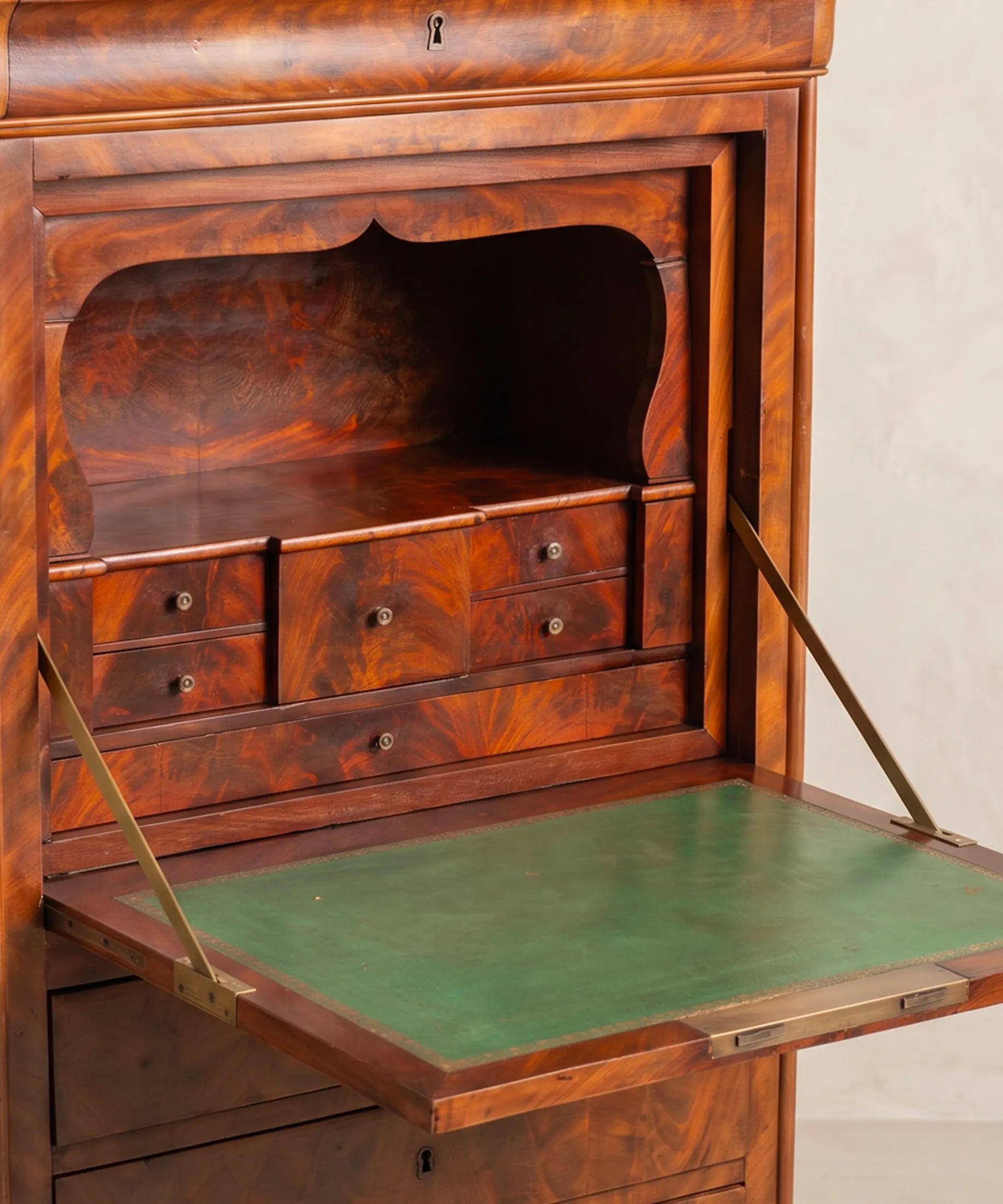 Detalle interior secreter siglo XIX con tapete verde y compases de latón — Antique Arte y Decoración